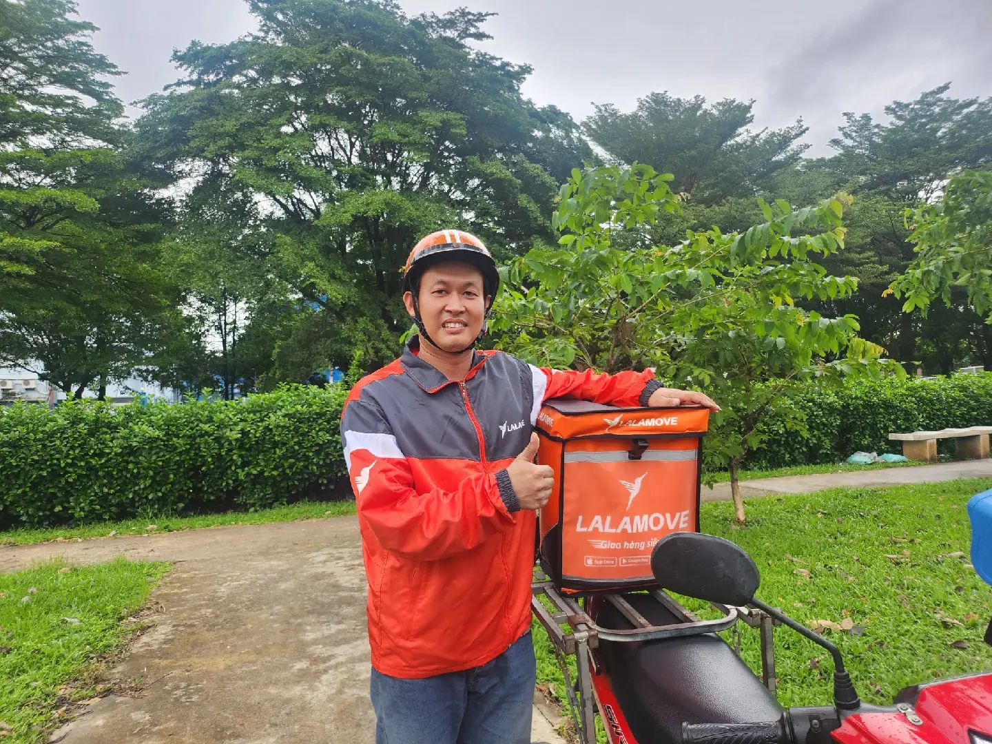 Anh Tâm luôn ước mong con của mình sẽ được học hành đến nơi đến chốn - Ảnh: Lalamove