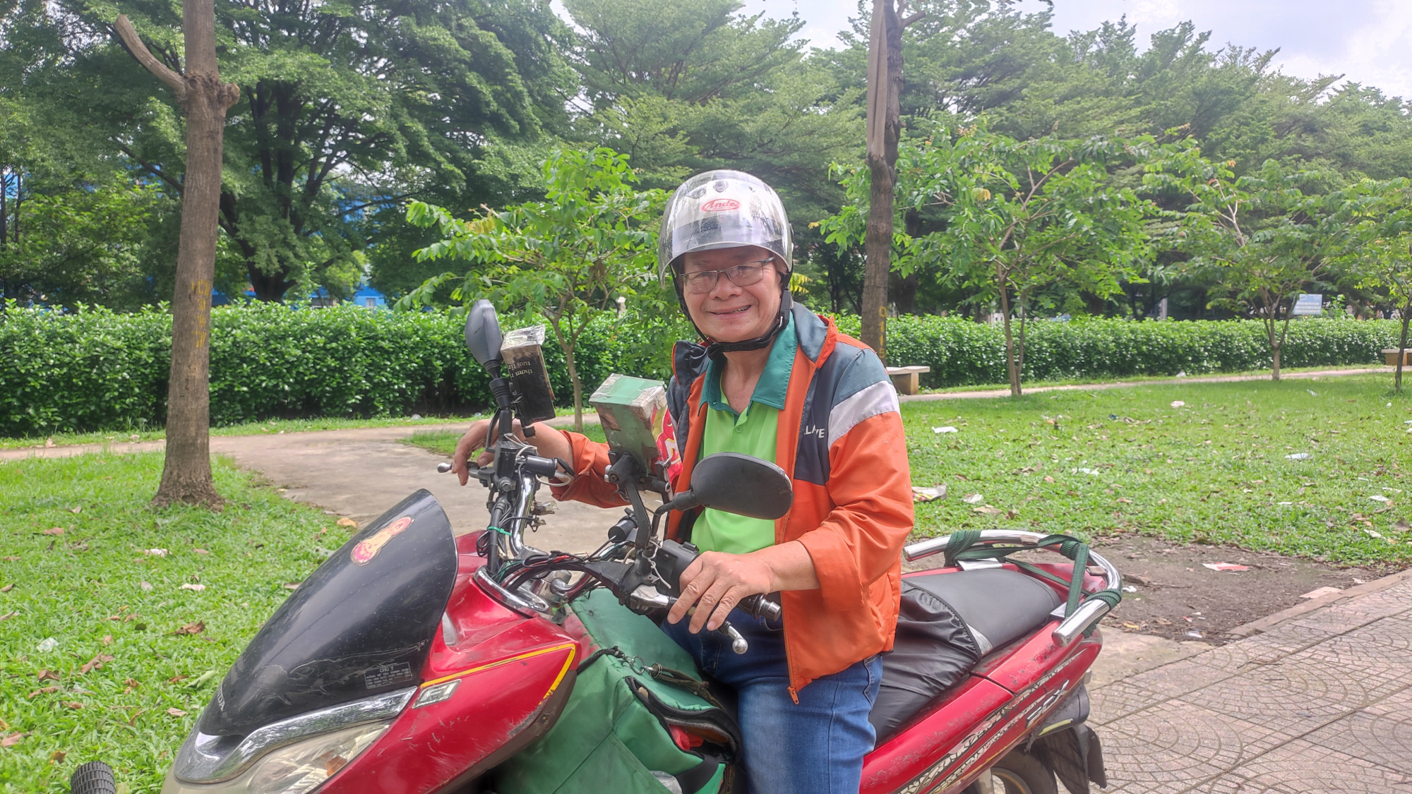 Tuy hiện tại có nhiều khó khăn, nhưng chú Sỹ vẫn rất lạc quan và tích cực chạy đơn - Ảnh: Lalamove