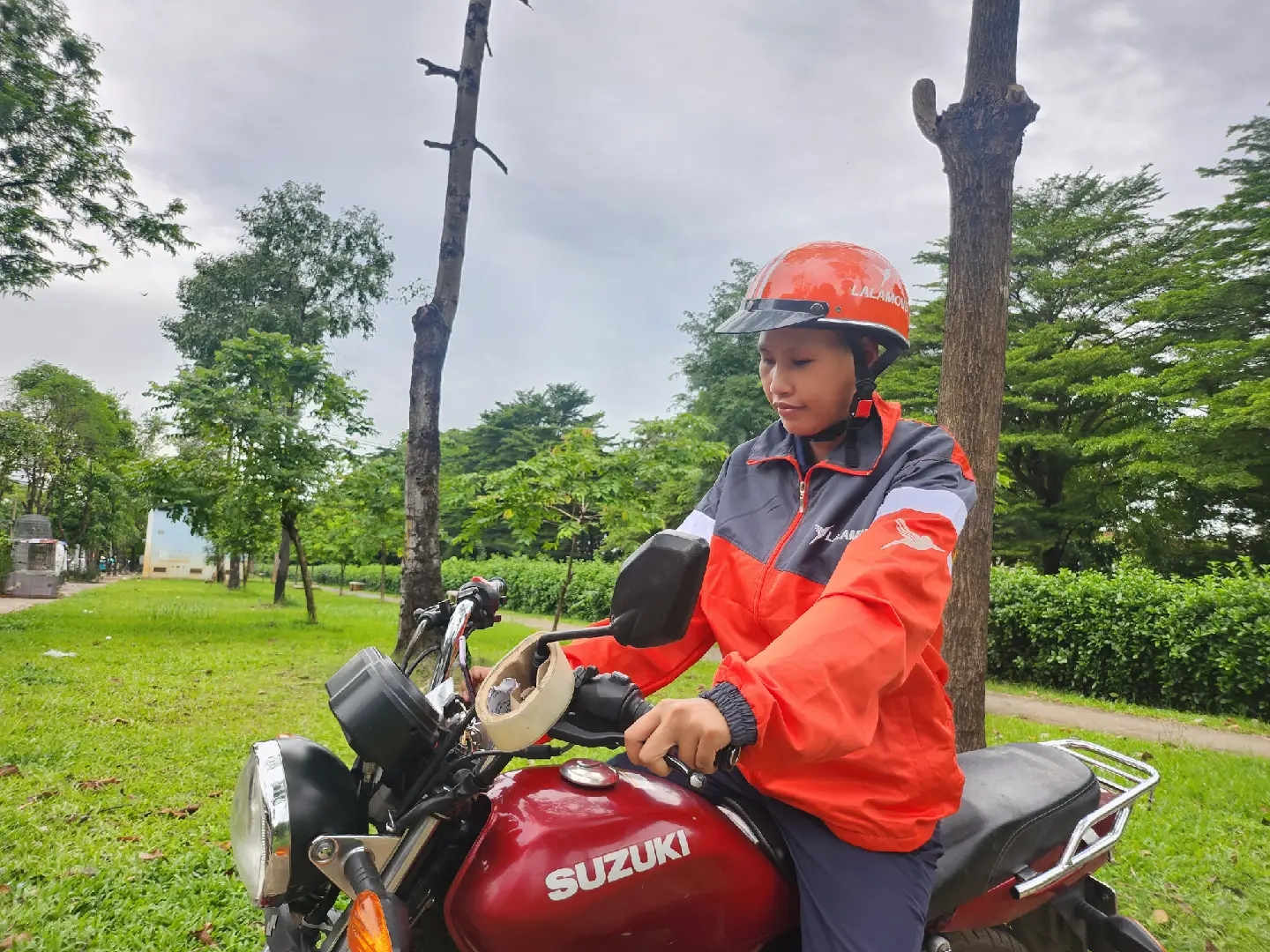 Chiếc xe “chiến” cùng chị đã đến lúc cần phải bảo dưỡng để chị vững tay lái hơn - Ảnh: Lalamove