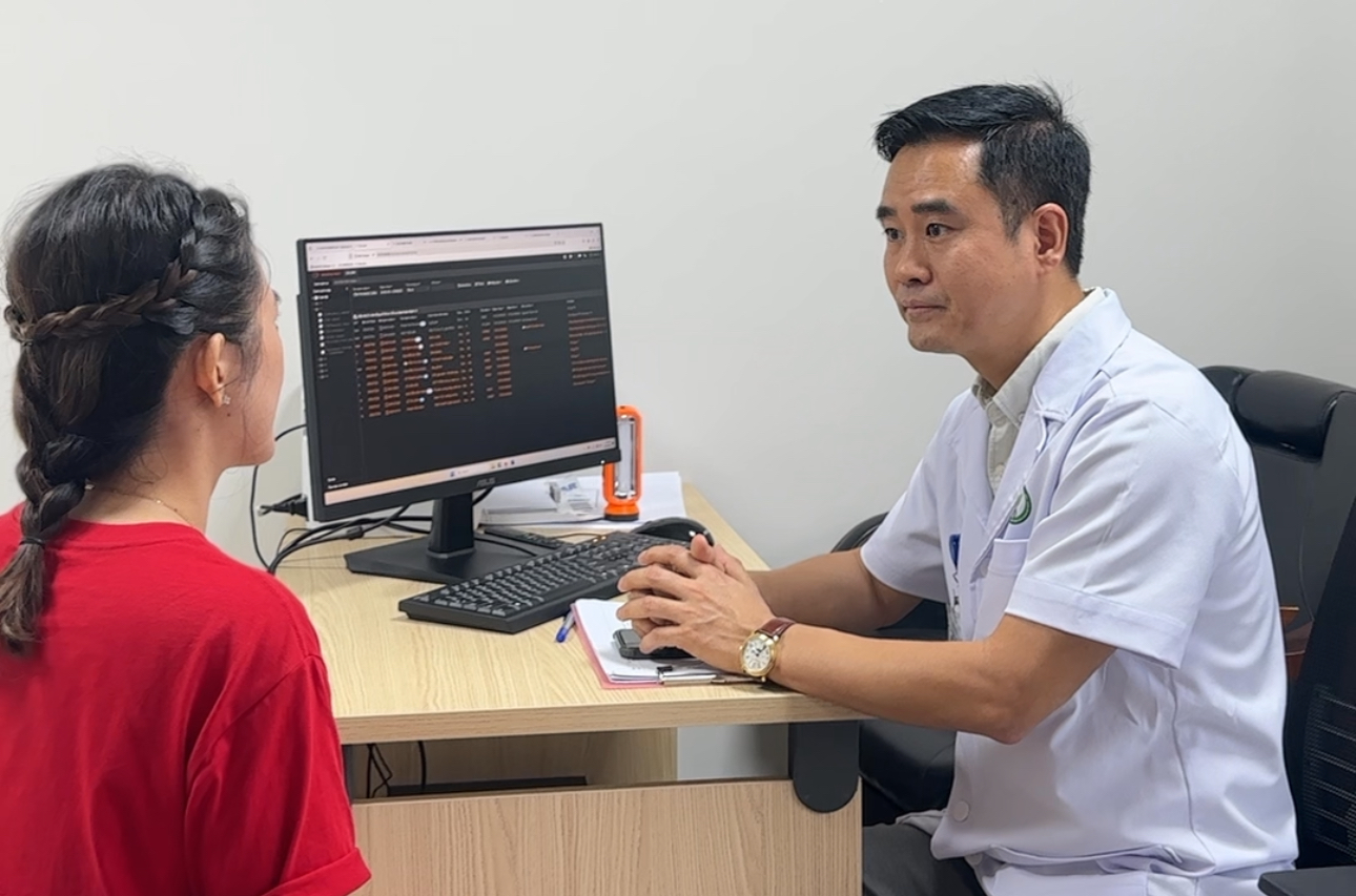 Người phụ nữ hơn 30 năm chưa từng cắn được bánh mì hay thở bằng mũi như mọi người - ảnh: BVCC