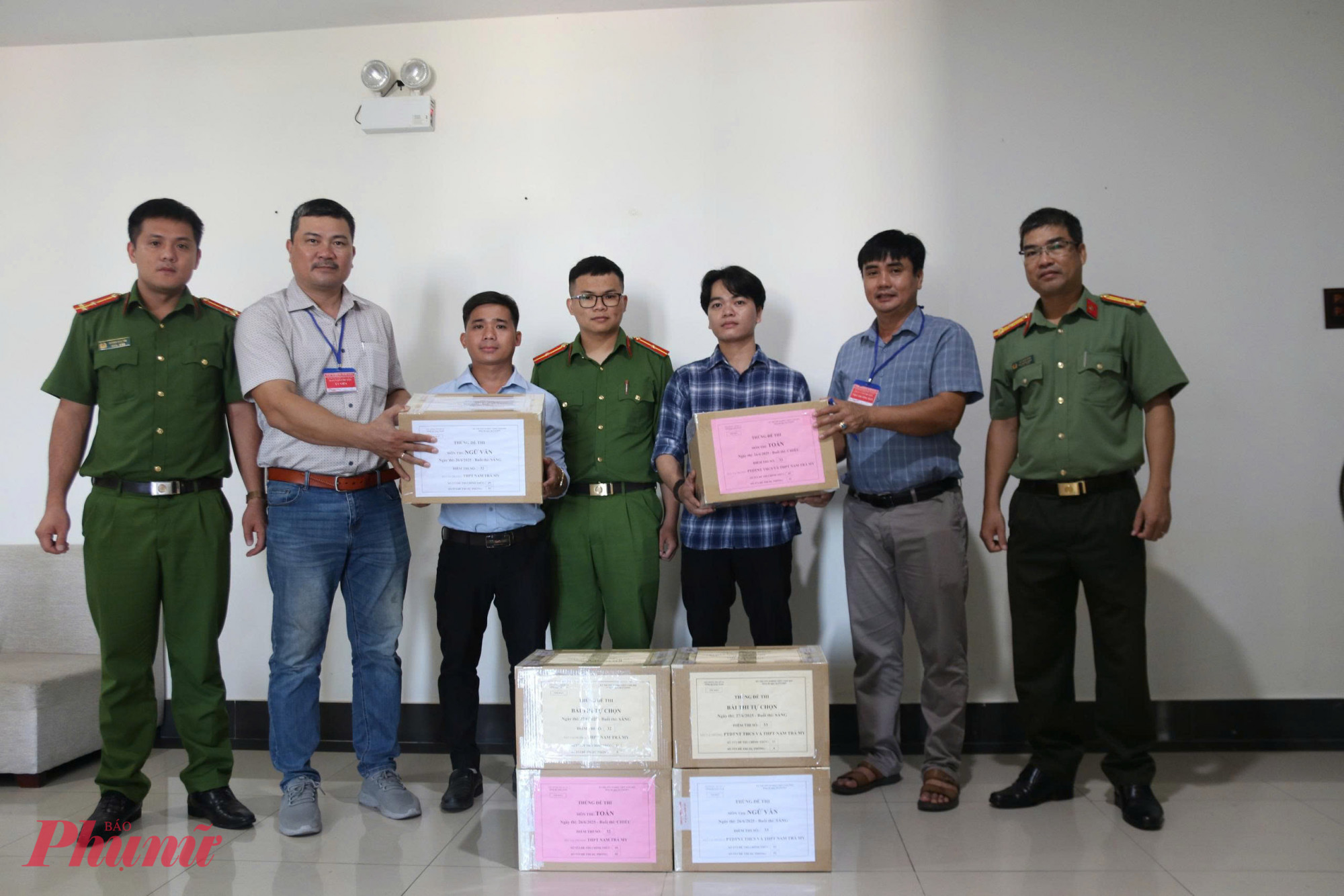 Lực lượng chức năng vận chuyển đề thi đến các điểm thi