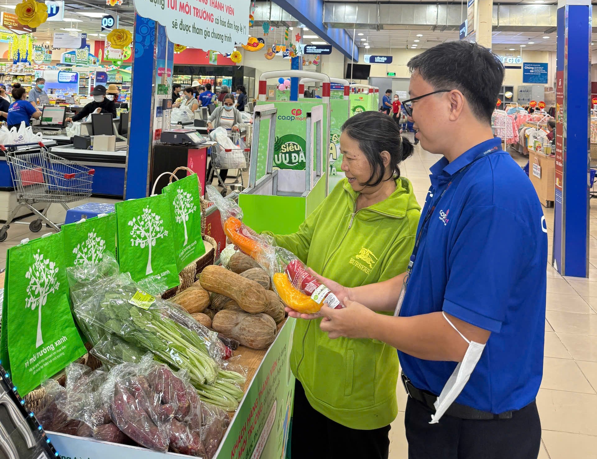 Những hoạt động hấp dẫn của chương trình “Gia đình Việt - Đại sứ xanh” thu hút khách hàng đến siêu thị - Ảnh H.C