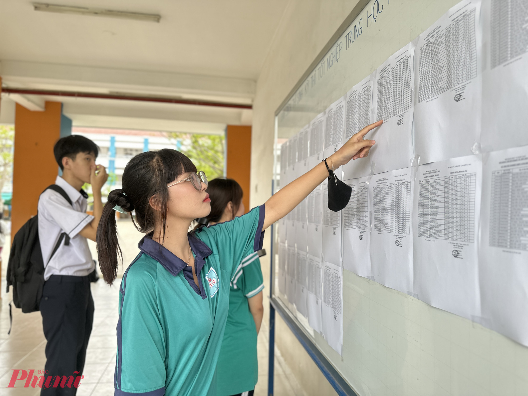 Thí sinh xem số báo danh, phòng thi trước khi lên làm thủ tục - Ảnh: Nguyễn Loan