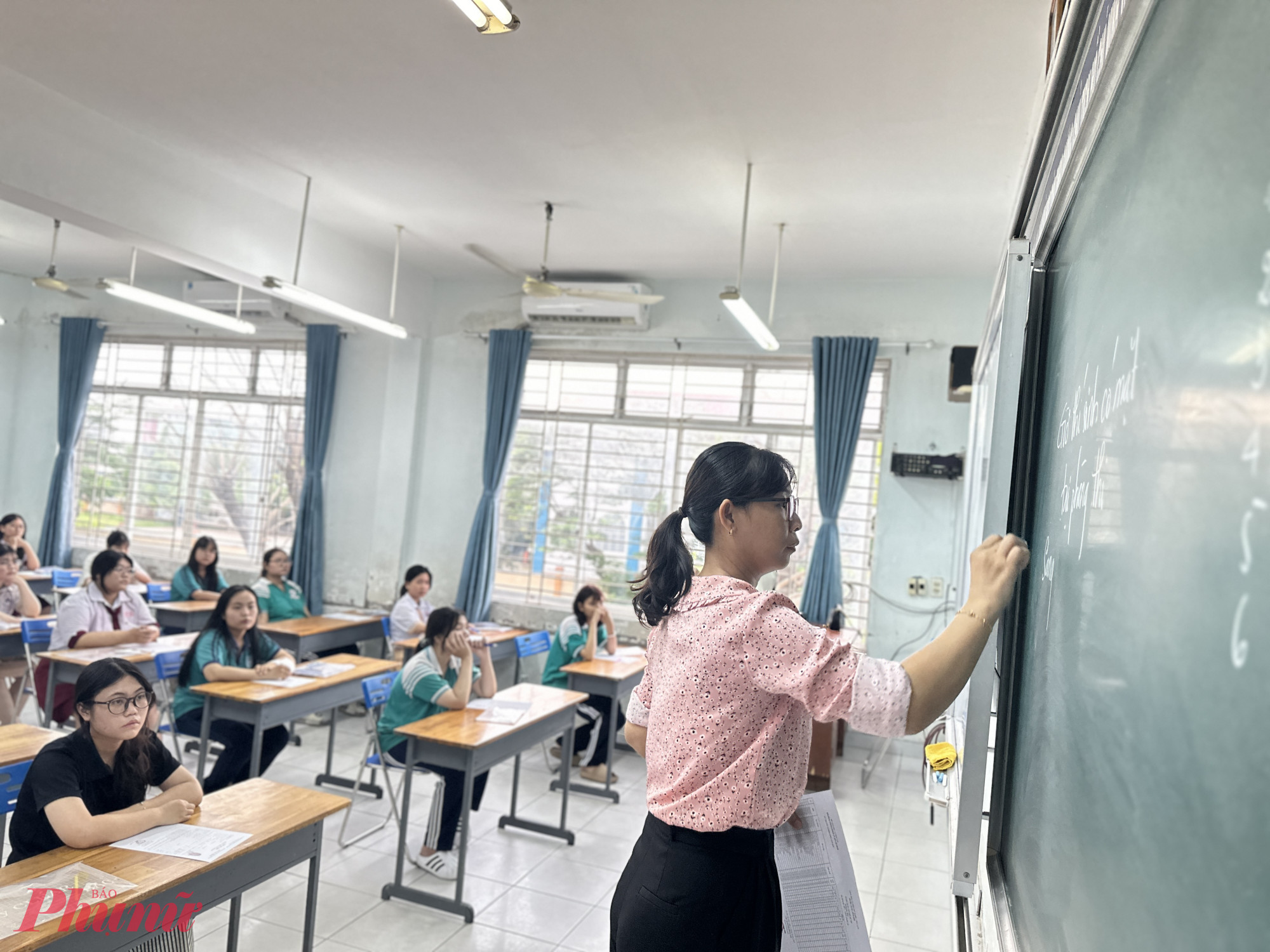Các giám thị ghi thông tin và phổ biến quy chế cho thí sinh dự thi tốt nghiệp THPT 2025 - Ảnh: Nguyễn Loan