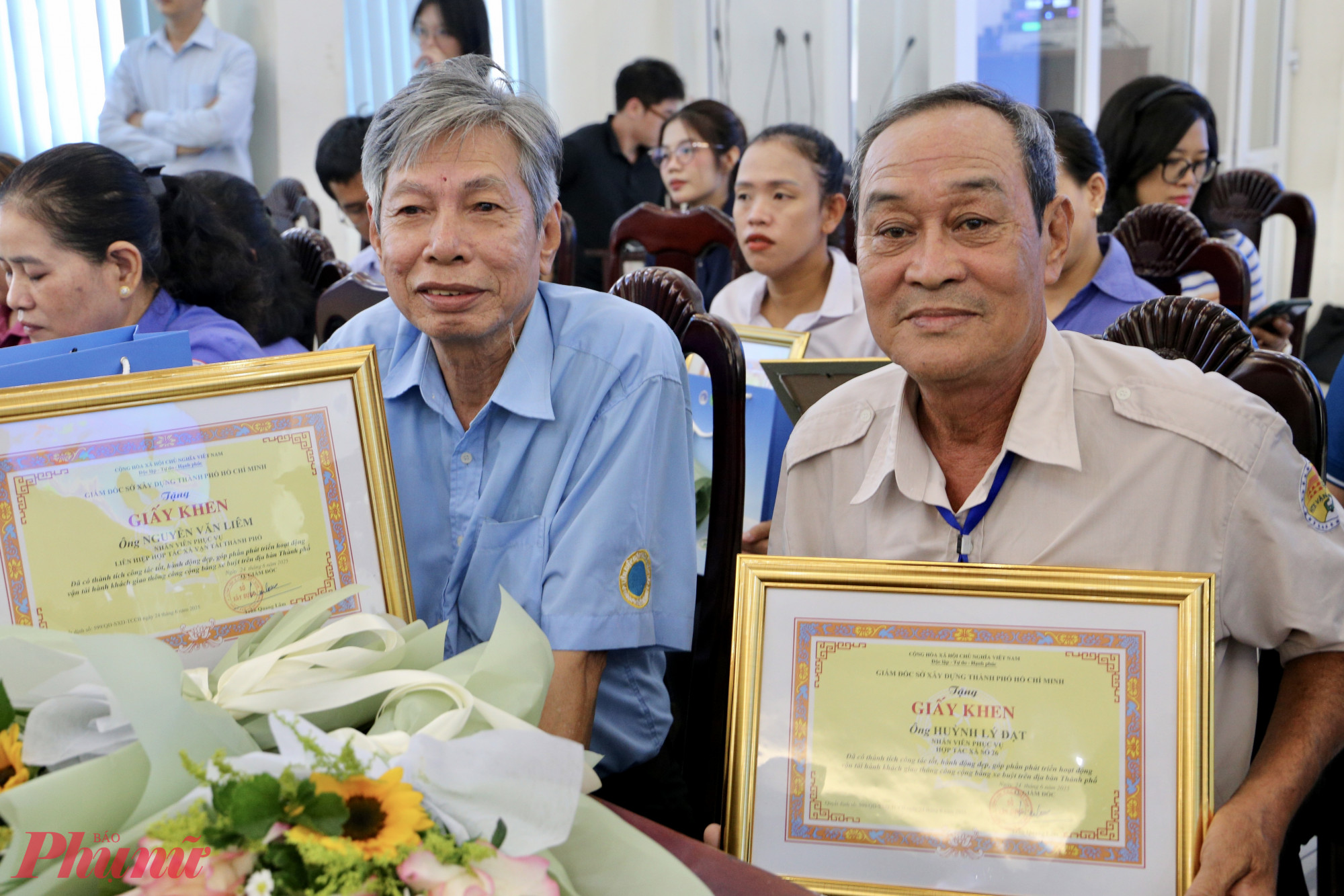 Lái xe và nhân viên phục vụ xe buýt được vinh danh vì những hành động đẹp và chuyên nghiệp - Ảnh: Thanh Tâm