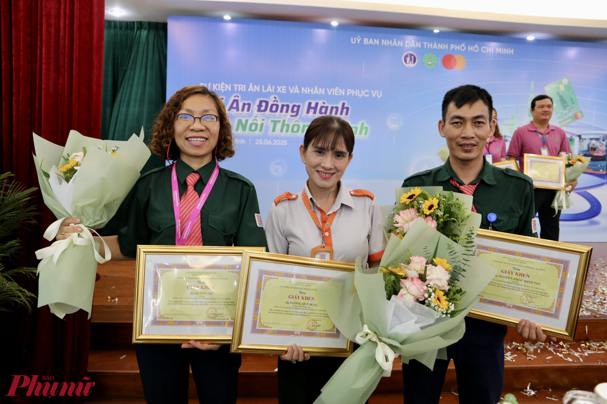 Những tấm gương tài xế và nhân viên xe buýt được vinh danh vì hành động đẹp và tận tâm - Ảnh: Thanh Tâm
