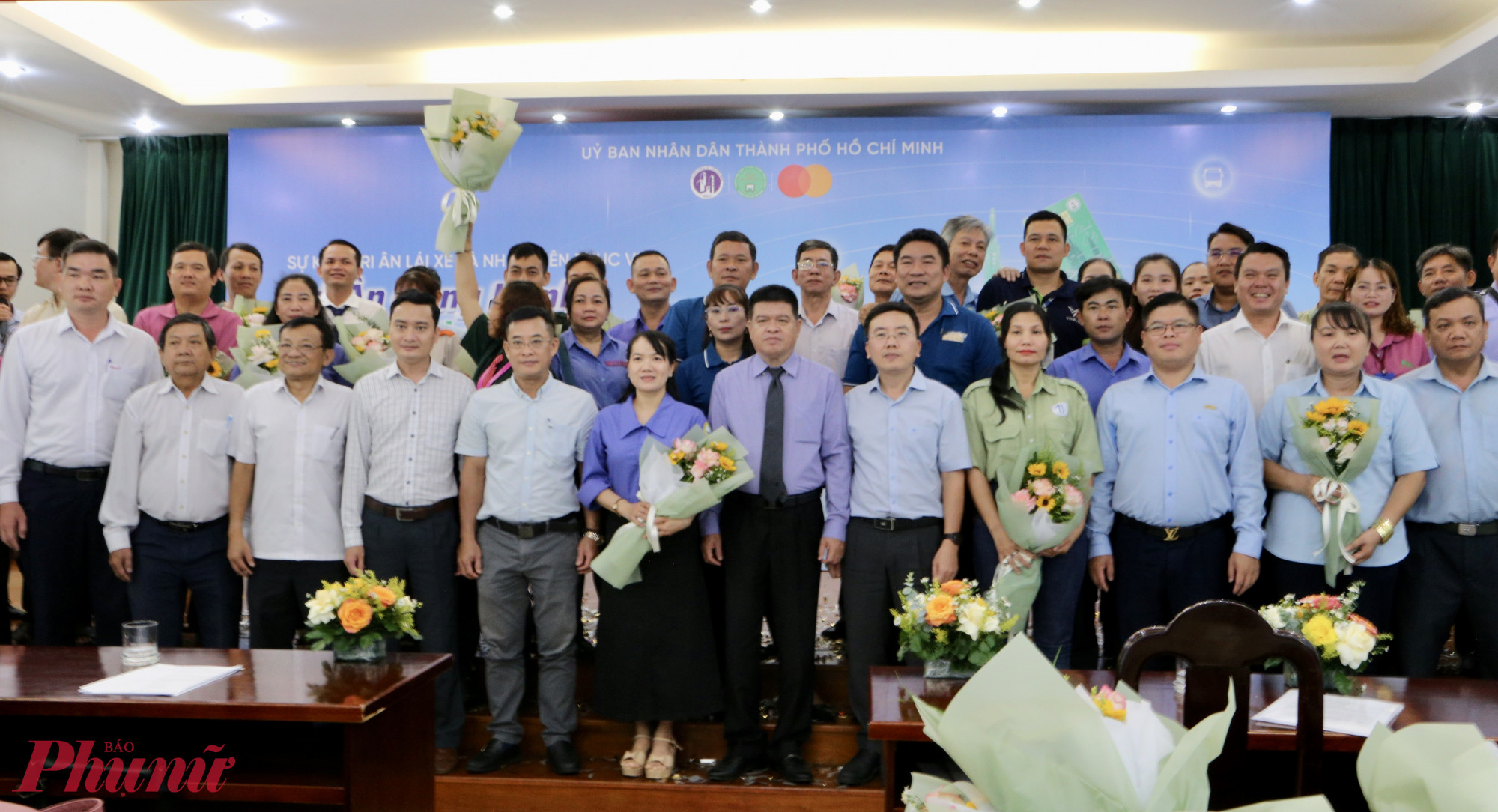 Lãnh đạo Sở Xây dựng TPHCM và Trung tâm Quản lý Giao thông công cộng vinh danh 30 cá nhân tiêu biểu là lái xe và nhân viên phục vụ xe buýt vì những đóng góp tích cực trong công tác vận hành và hỗ trợ hành khách - Ảnh: Thanh Tâm