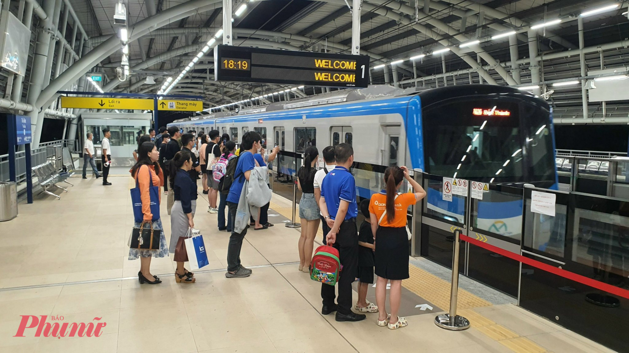 Metro số 1 chính thức triển khai hệ thống thu phí tự động từ 1/7, cho phép hành khách chủ động mua thẻ và thanh toán nhanh chóng ngay tại nhà ga - Ảnh: Thanh Tâm