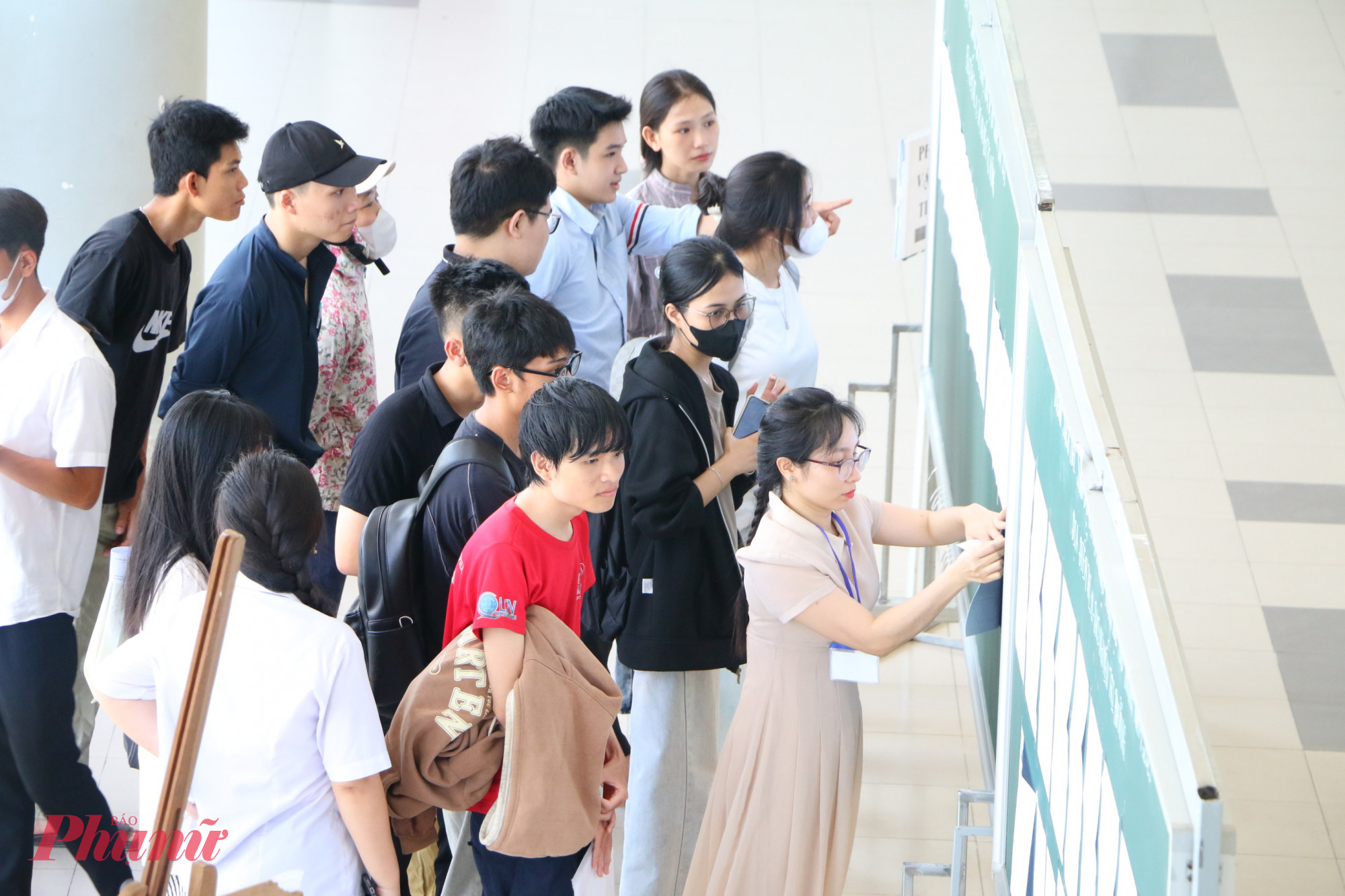 Thí sinh đến trường THCS Nguyễn Tri Phương  tra cứu phòng thi, số báo danh