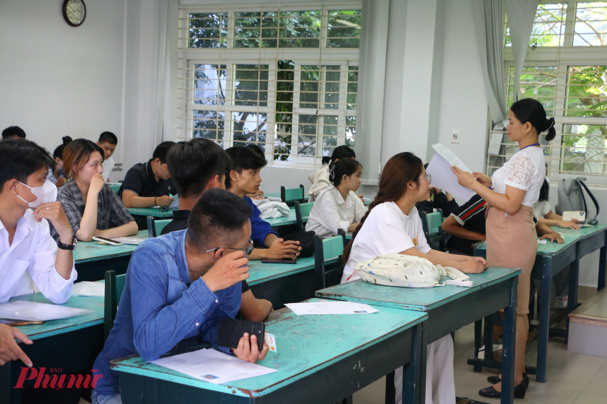 Sau khi phổ biến quy chế, các giám thị nhiệt tình giải đáp thắc mắc khi thí sinh hỏi