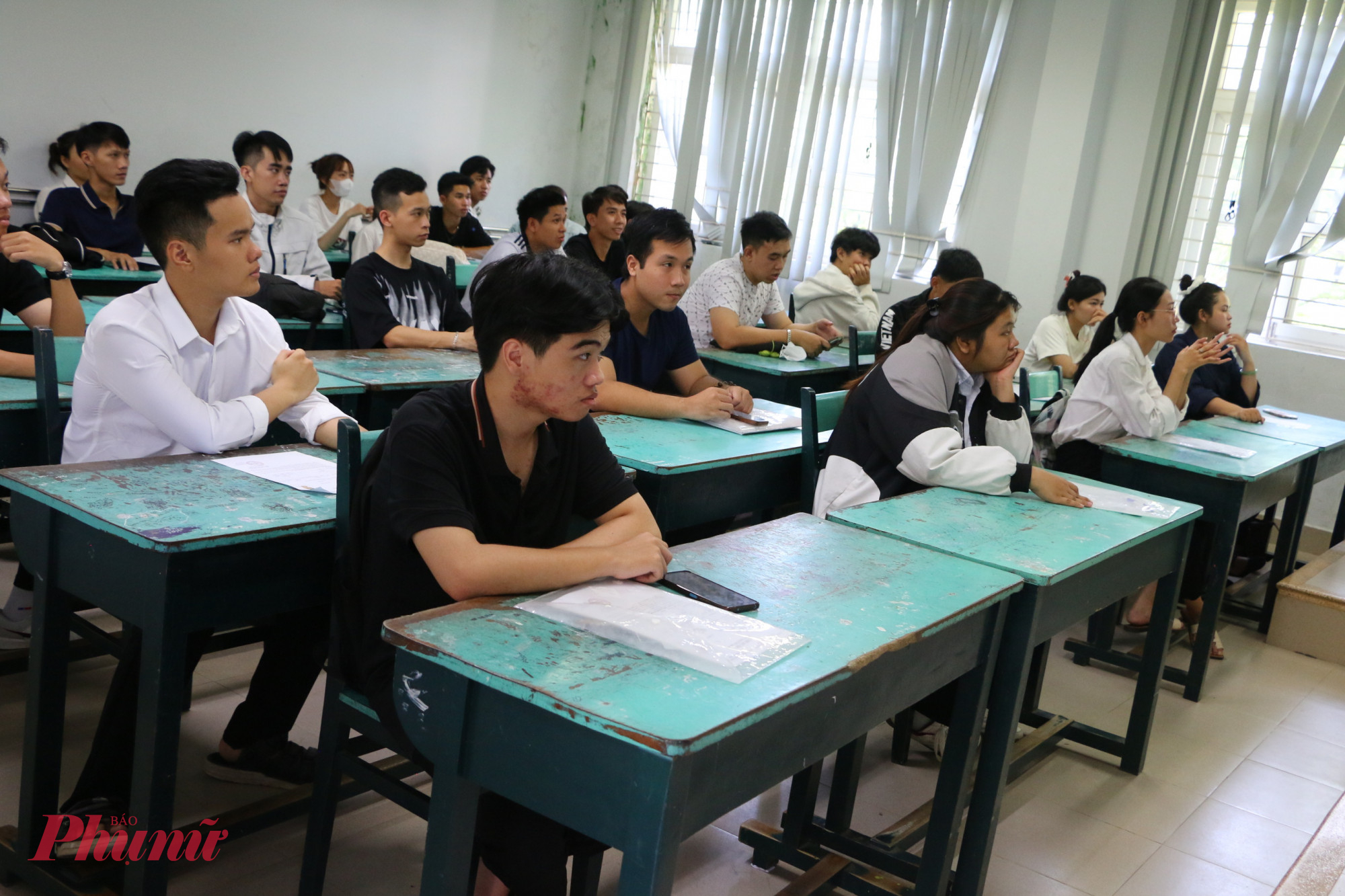 Thí sinh nghiêm túc lắng nghe quy chế trong buổi tập trung đầu tiên