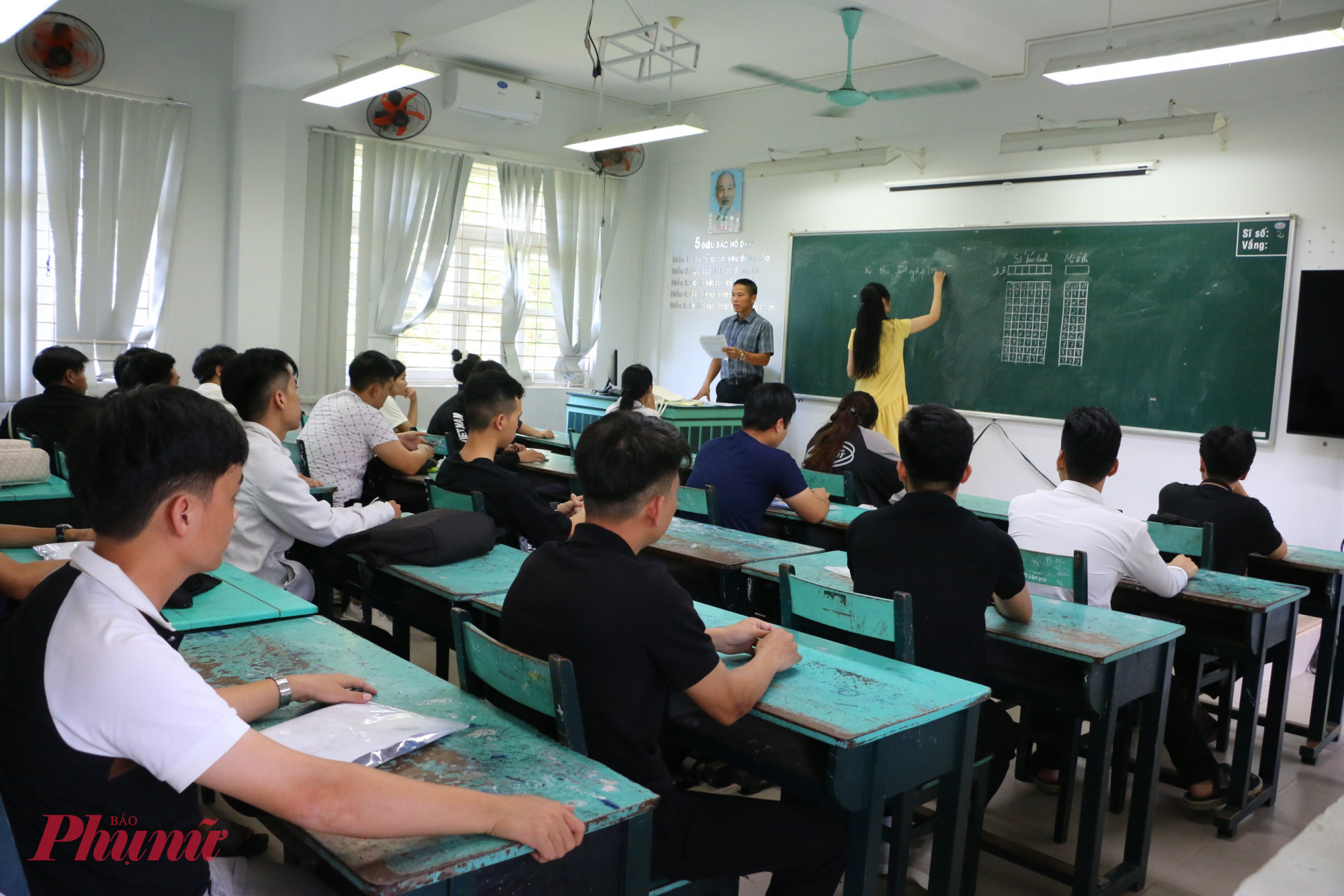 Giáo viên coi thi cẩn thận phổ biến quy chế thi đến thí sinh