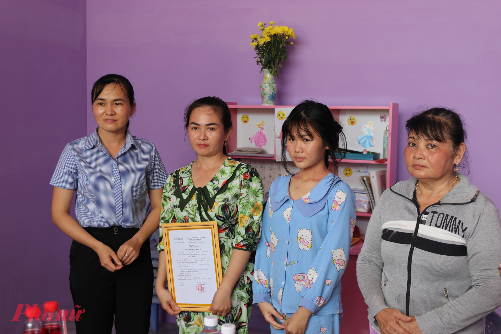 Bà Trần Thị Thu - Phó Bí thư Đảng ủy xã Mỹ Thạnh Tây (bìa trái) trao quyết định 