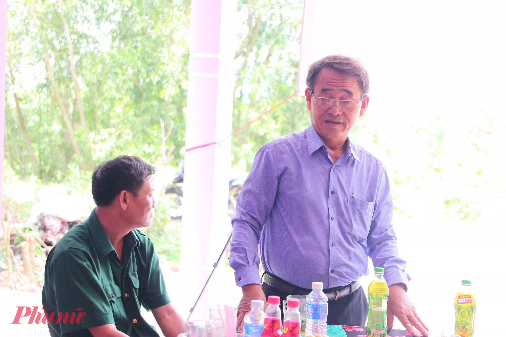Ông Phùng Văn Hải - Phó Chủ tịch HĐND xã Mỹ Thạnh Tây - thay mặt chính quyền địa phương chia vui cùng gia đình chị Thảo 