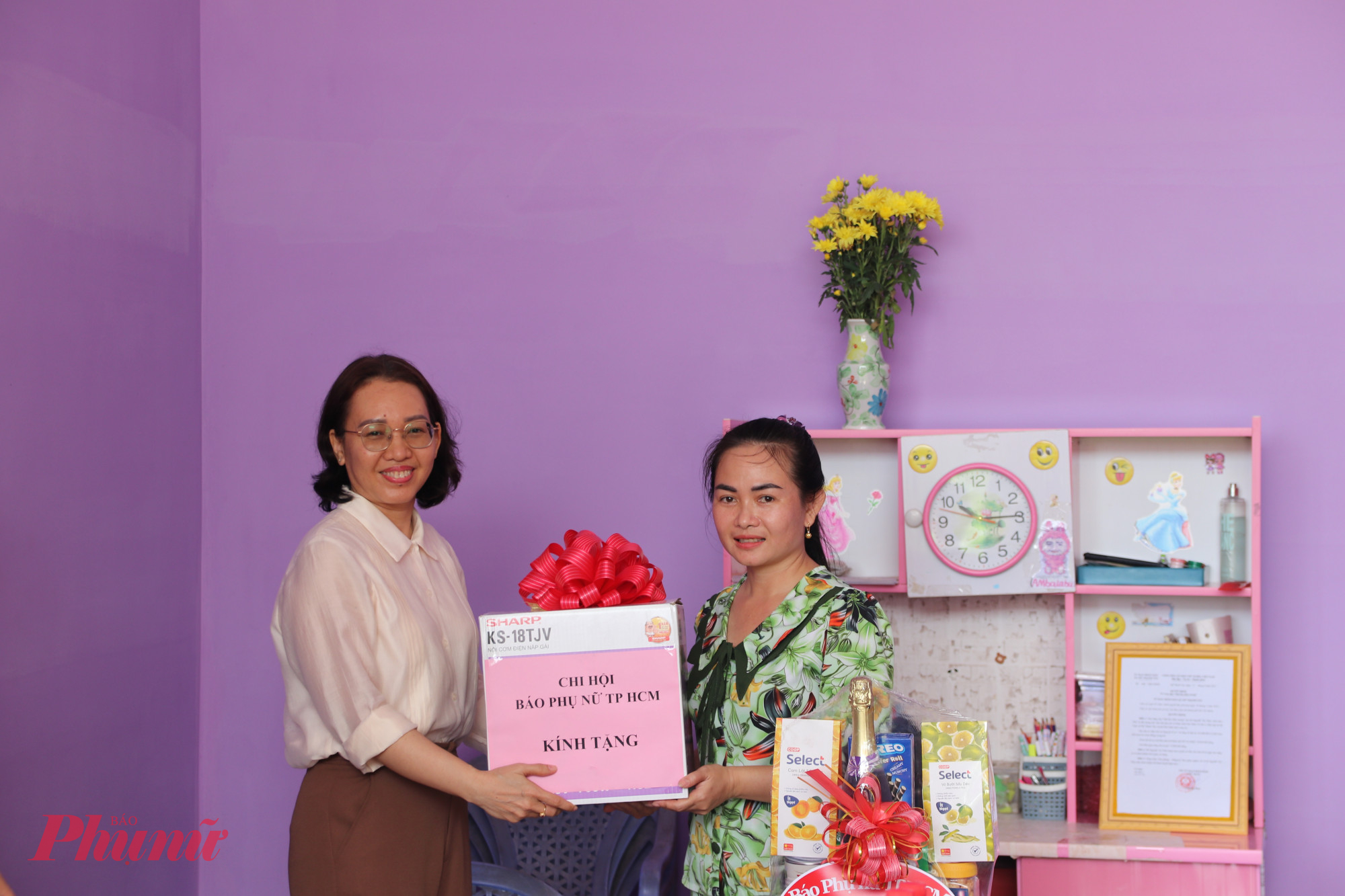 Bà Nguyễn Ngọc Hương Nhu - Đại diện Chi hội Nhà báo Báo Phụ nữ TPHCM - tặng quà mừng nhà mới