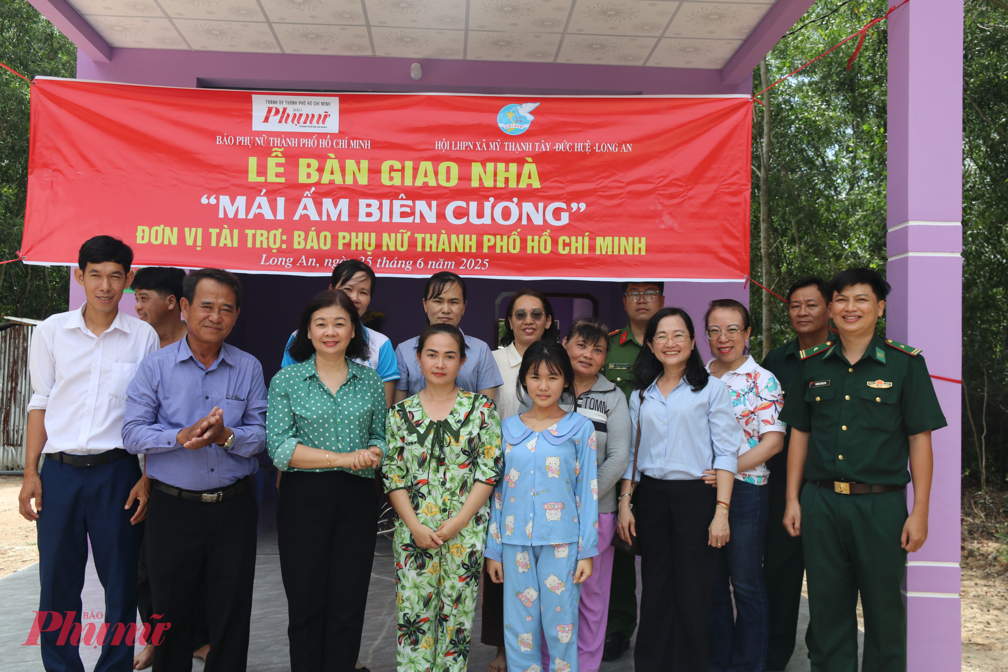Đại diện Báo Phụ nữ TPHCM cùng lãnh đạo địa phương 