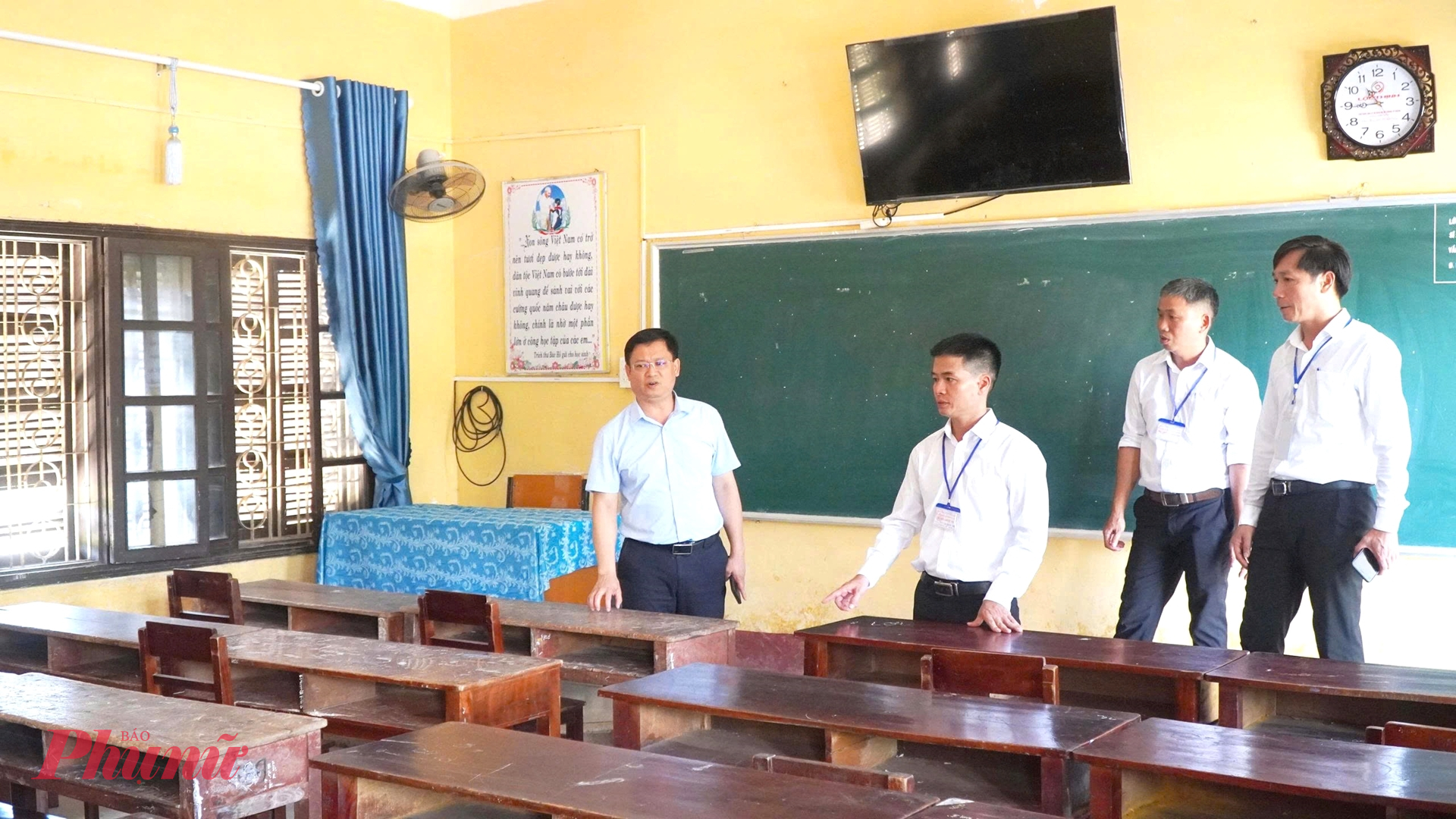Phó Chủ tịch Thường trực UBND thành phố Nguyễn Thanh Bình kiểm tra công tác tổ chức kỳ thi tốt nghiệp THPT năm 2025 tại điểm thi Trường THCS Nguyễn Khánh Toàn, thị xã Hương Trà