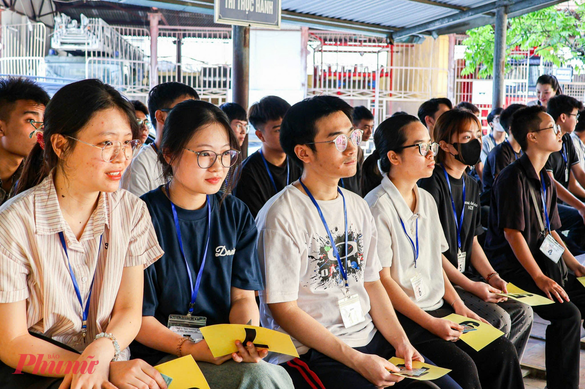Nguyễn Thị Vân Anh, một trong 112 thí sinh tham gia kỳ sát hạch hôm nay, chia sẻ 'Em thấy quy trình sát hạch rất chuyên nghiệp và minh bạch. Ngay từ khâu chuẩn bị hồ sơ cho đến lúc vào phòng thi, mọi thứ đều được hướng dẫn rõ ràng. Các cán bộ giám sát rất nghiêm túc nhưng cũng thân thiện, tạo cho thí sinh cảm giác thoải mái chứ không bị áp lực quá mức'.