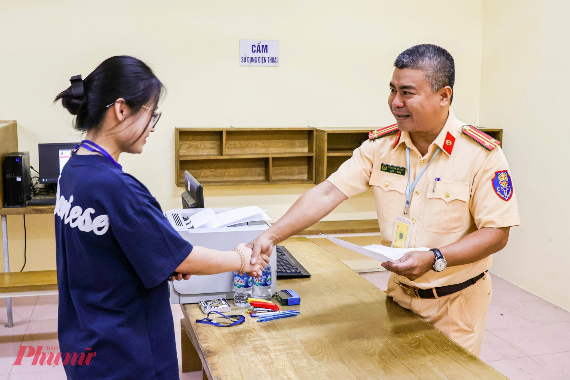 Những thí sinh đầu tiên hoàn thành phần thi lý thuyết.