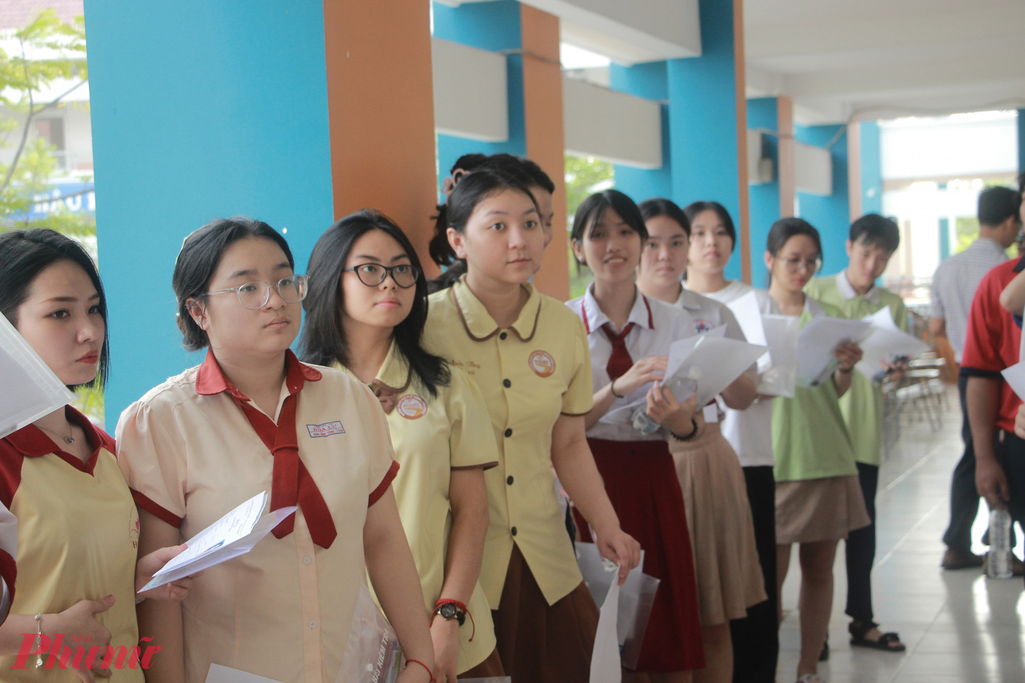 Thí sinh dự thi môn ngữ văn sáng nay tại điểm thi Trường THPT Thạnh Lộc (TPHCM) - Ảnh: Nguyễn Loan