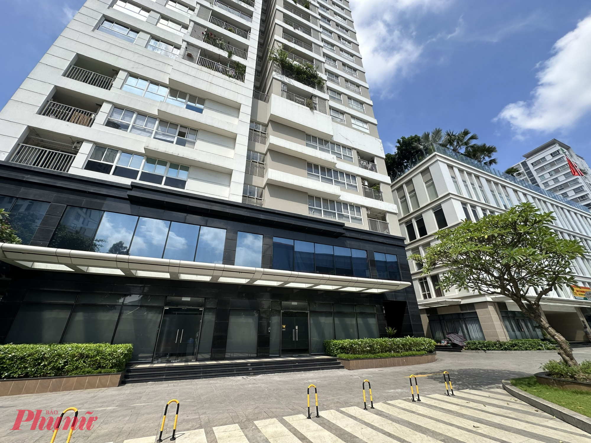Dọc các tuyến đường Hoàng Minh Giám – Hồng Hà (quận Phú Nhuận), hàng loạt shophouse tầng trệt chung cư lâm cảnh đóng cửa, vắng bóng khách thuê.