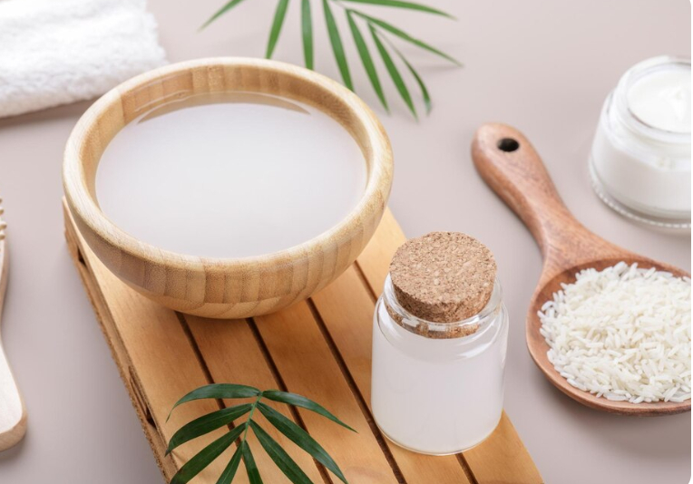 Nếu đang ở homestay hay nơi có bếp nhỏ, bạn có thể tận dụng nước vo gạo để làm xịt khoáng. Dùng phần nước vo gạo lần hai, để lắng rồi chắt lấy phần trắng đục bên trên. Pha loãng với nước lọc theo tỉ lệ 1:1 và cho vào chai sạch. Nước vo gạo có tác dụng làm dịu da nhẹ, đồng thời giúp da mềm và sáng hơn nếu sử dụng đều đặn. Nên dùng hết trong 1–2 ngày để đảm bảo vệ sinh.
