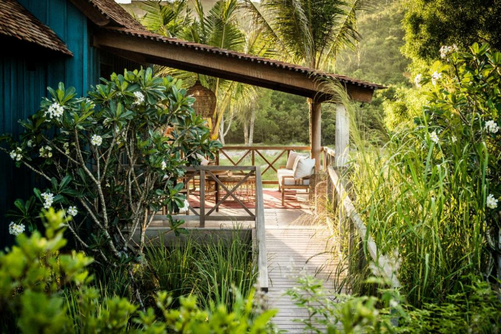 Danh sách những địa phương phù hợp với xu hướng du lịch bền vững tại Việt Nam năm 2025 Zannier Hotels Bãi San Hô là một khu nghỉ dưỡng thanh bình nằm trên những ngọn đồi ven vịnh biển riêng tư. Khu nghỉ dưỡng tái hiện kiến trúc truyền thống của địa phương và ứng dụng nhiều biện pháp giảm thiểu nhựa, quản lý chất thải cũng như bảo tồn văn hóa thông qua các hoạt động trải nghiệm do cộng đồng địa phương dẫn dắt.