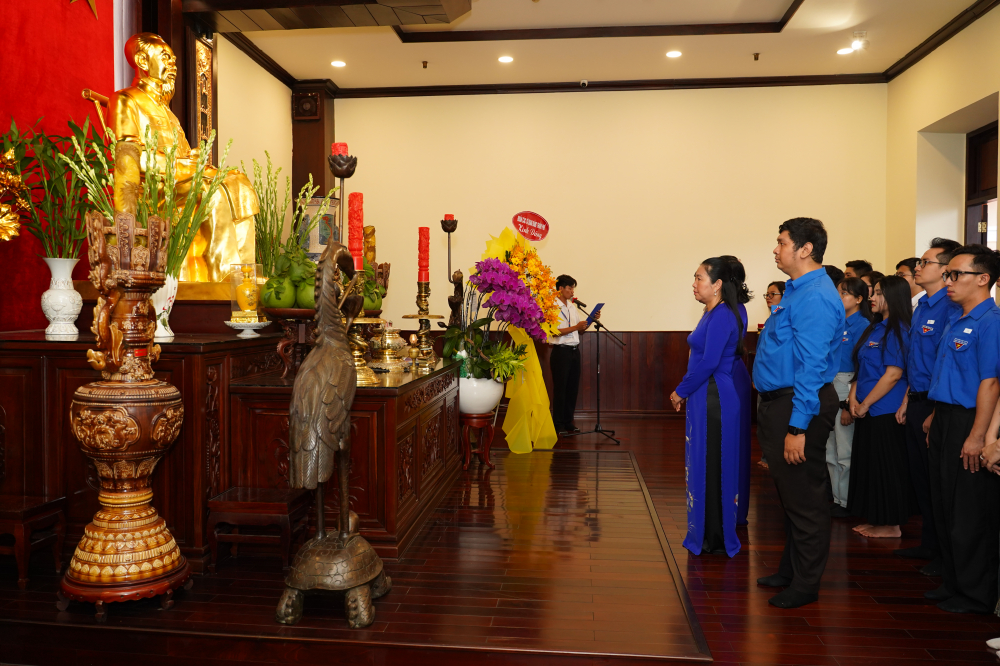 Trong khuôn khổ buổi giao lưu, trao giải Ngòi bút trẻ Đoàn các cơ quan Đảng Thành phố dâng hương tưởng nhớ Chủ tịch Hồ Chi Minh  Chủ tịch Tôn Đức Thắng tại Bảo tàng Hồ Chí Minh chi nhánh Thành phố Hồ Chí Minh (quận 4, Thành phố Hồ Chí Minh). tại Bảo tàng TPHCM (Bến Nhà rồng). 
