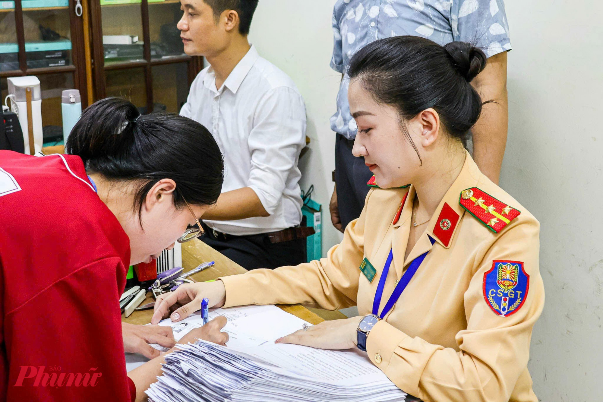 Đại úy Nguyễn Thị Hồng Nhung - cán bộ Đội Sát hạch, cấp Giấy phép lái xe cơ giới đường bộ (Phòng Cảnh sát giao thông - Công an thành phố Hà Nội) nhấn mạnh vai trò của kỳ thi trong việc đảm bảo chất lượng người điều khiển phương tiện giao thông. 'Mục tiêu hàng đầu của chúng tôi khi tổ chức kỳ sát hạch này là đảm bảo chất lượng đầu ra của các lái xe. Một người có giấy phép lái xe phải thực sự có kiến thức về luật giao thông đường bộ và kỹ năng lái xe an toàn..