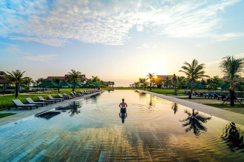Danh sách những địa phương phù hợp với xu hướng du lịch bền vững tại Việt Nam năm 2025 Được chứng nhận bởi Travelife Gold Award, ROBINSON Nam Hội An là khu nghỉ dưỡng ven biển nằm trên bờ Tam Tiến hoang sơ, mang đến một không gian nghỉ dưỡng thanh bình ngay phía Nam Hội An. Tại đây, du khách có thể khám phá khu vườn hữu cơ rộng 4.000m² xanh tốt, tham gia các trải nghiệm thân thiện với môi trường như các chuyến tham quan địa phương không phát thải bằng xe đạp hoặc thuyền, hoặc tham gia vào các hoạt động thực tế như trồng cây và dọn dẹp bờ biển.