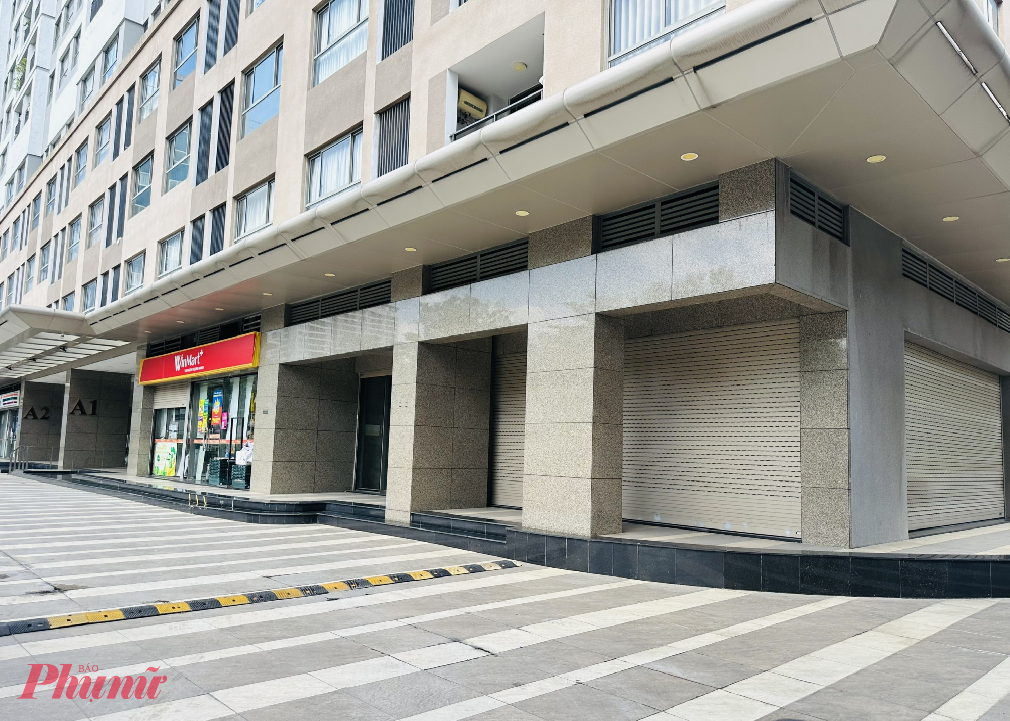 Cả tầng trệt một toà nhà chung cư chỉ có 1 cửa hàng hoạt động