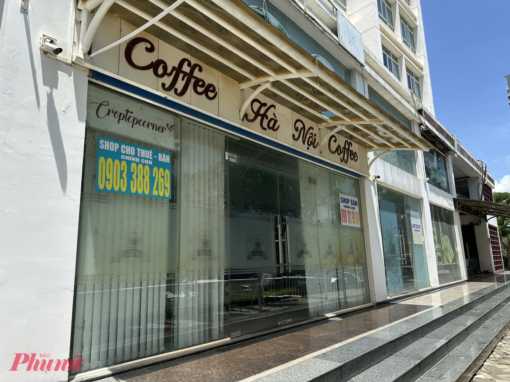 Theo các cư dân khu vực này, từ đầu năm 2024, nhiều shophouse khối đế chung cư đã rục rịch di dời hoặc treo biển sang nhượng với giá hàng chục tỉ đồng vì buôn bán ở shophouse không thể cạnh tranh nổi với các group bán hàng online của cư dân trong chung cư. Các group bán hàng online còn mang hàng đến tận cửa nhà cho người mua, không tính phí ship.