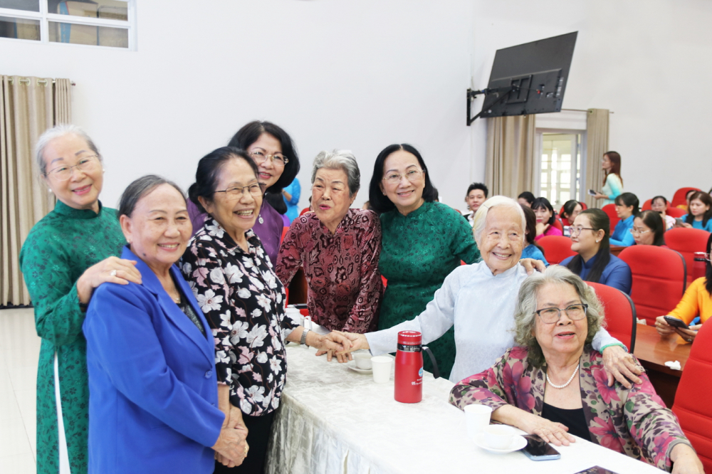 Di sản 95 năm của Hội LHPN - Hành trang cho hành trình mới Cán bộ hội các thời kỳ gặp nhau, ôn lại kỷ niệm