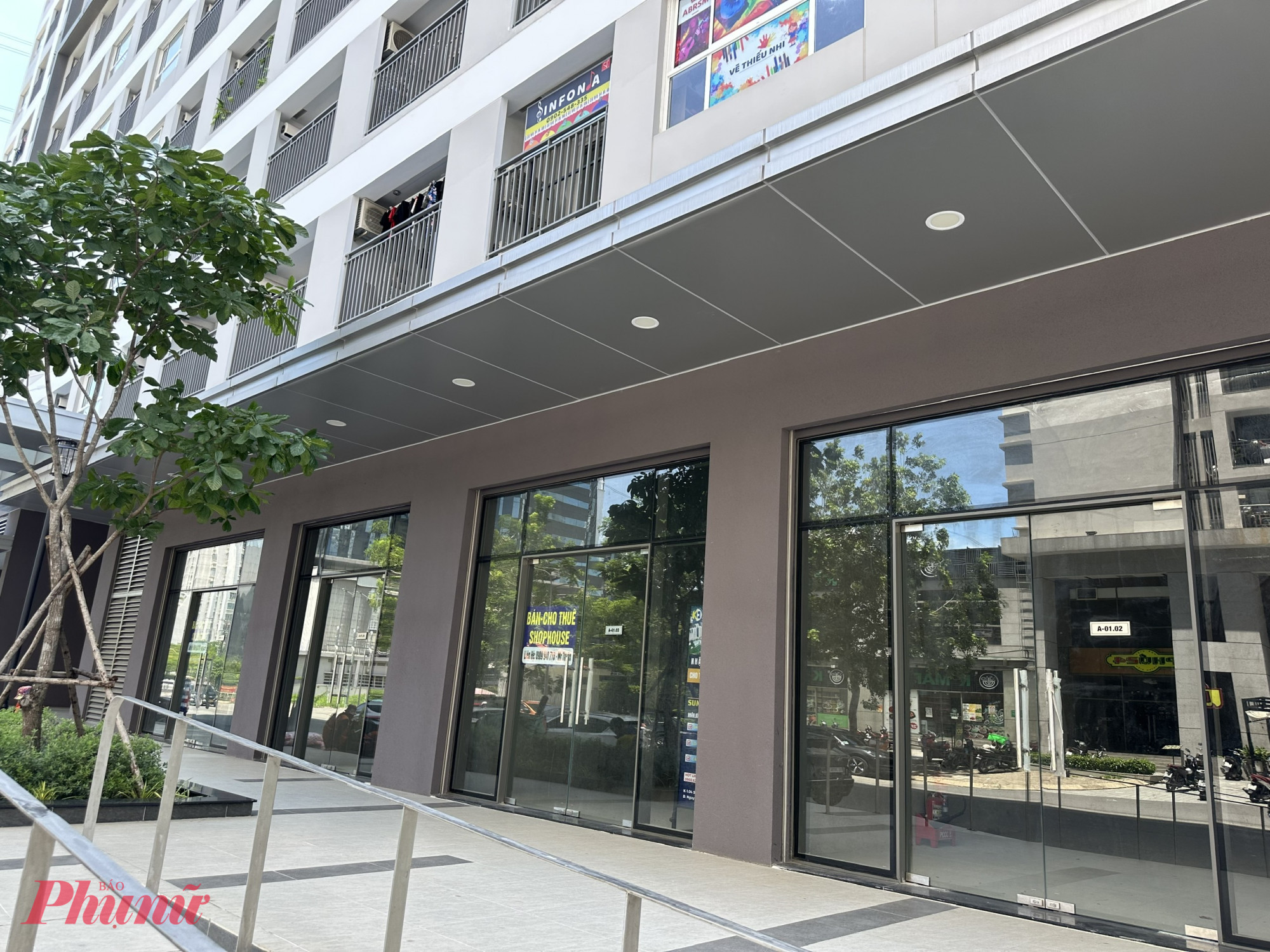 Từng được ví như “gà đẻ trứng vàng” trong các dự án bất động sản, shophouse khối đế chung cư nằm tại tầng trệt các tòa nhà cao tầng, sở hữu mặt tiền đẹp, vị trí đắc địa luôn được giới đầu tư kỳ vọng nhờ khả năng vừa ở vừa kinh doanh, vừa cho thuê. Tuy nhiên, trái ngược với kỳ vọng, thực tế nhiều shophouse khối đế hiện đang bị bỏ trống, treo bảng cho thuê dài hạn.
