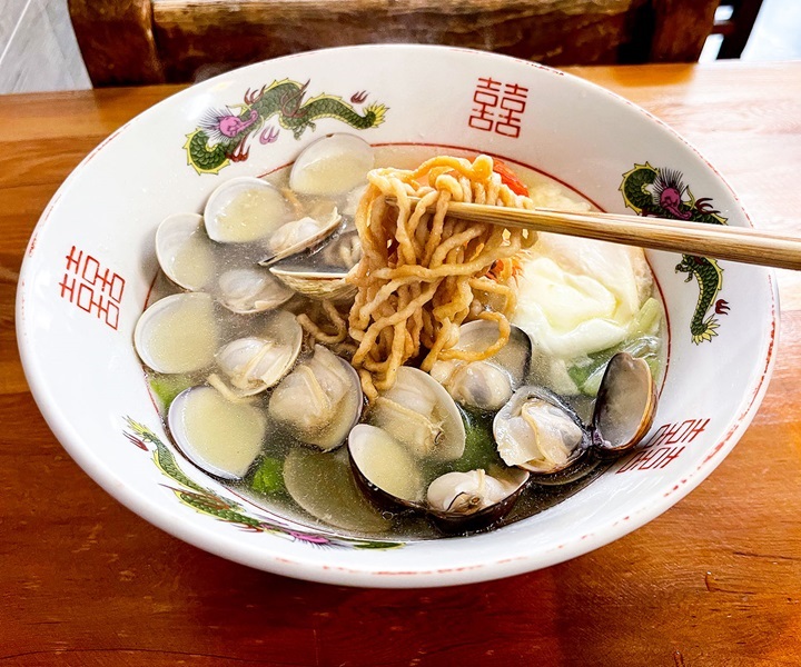 Mì trứng yi mian Đài Nam. Có 2 loại mì trứng là chiên giòn và không chiên. Mì có xào với thịt, rau củ hoặc nấu mì nước với nước lèo hầm từ cá ngừ và tảo bẹ. Hãy đến quán Cheng Shi ở 12, làn 702, đoạn 1, đường Tây Môn, quận Tây Trung Tâm, Đài Nam để ăn mì yi mian nấu với nghêu - Ảnh: Michelin