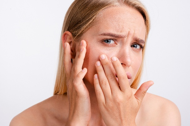 Làn da thường có xu hướng khô ráp, mất nước sau khi tiếp xúc với nắng gắt, nước biển trong những chuyến du lịch hè. Dưới đây là 5 mẹo tự làm xịt khoáng từ nguyên liệu có sẵn để làm dịu da và giữ ẩm cho da trong suốt chuyến đi.