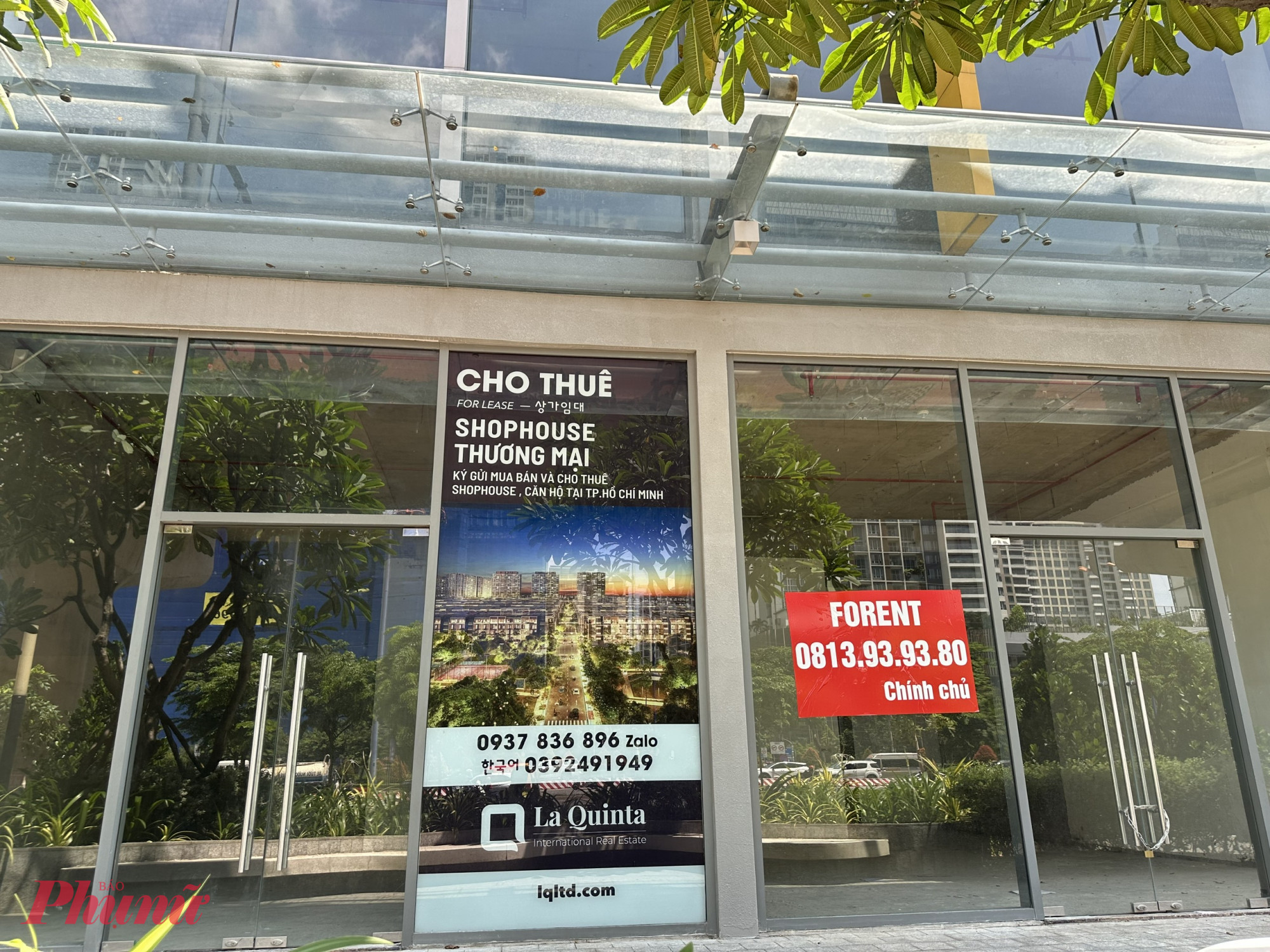 “Rất nhiều khách hàng rao bán shophouse đã vài năm nay nhưng không có giao dịch, có thời điểm shophouse ở đây cắt lỗ 1,5 tỉ đồng so với giá góc mà vẫn không bán được” – một cư dân của chung cư Marteri An Phú cho biết.