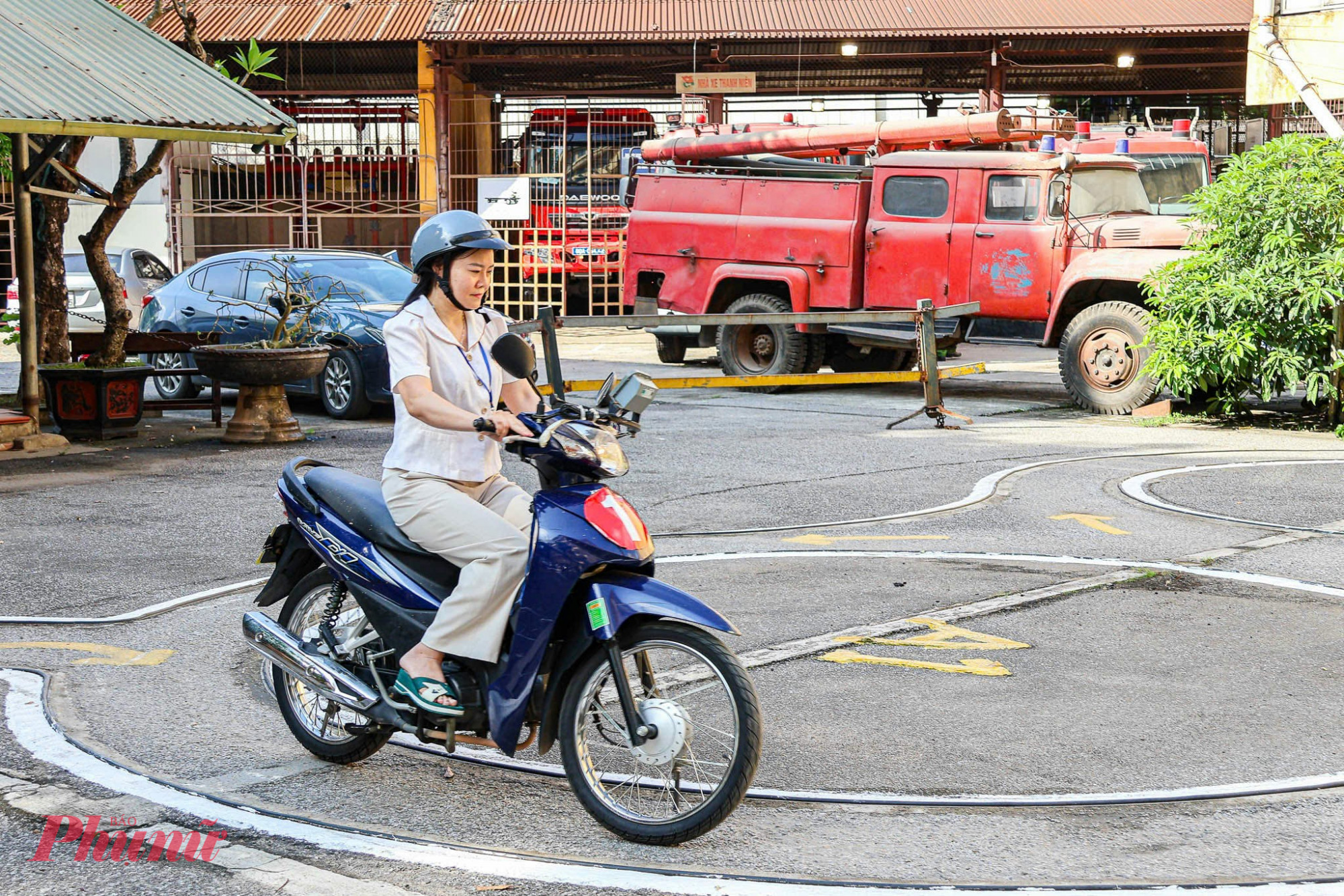 Các thí sinh vượt qua vòng thi lý thuyết sẽ bước vào phần thi thực hành lái xe trong sa hình. 
