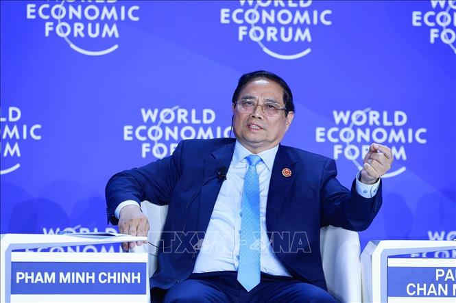 Thủ tướng Phạm Minh Chính thảo luận cùng diễn giả và khách mời tại Phiên thảo luận “Thế kỷ của châu Á có đang gặp thách thức?”. Ảnh: Dương Giang/TTXVN