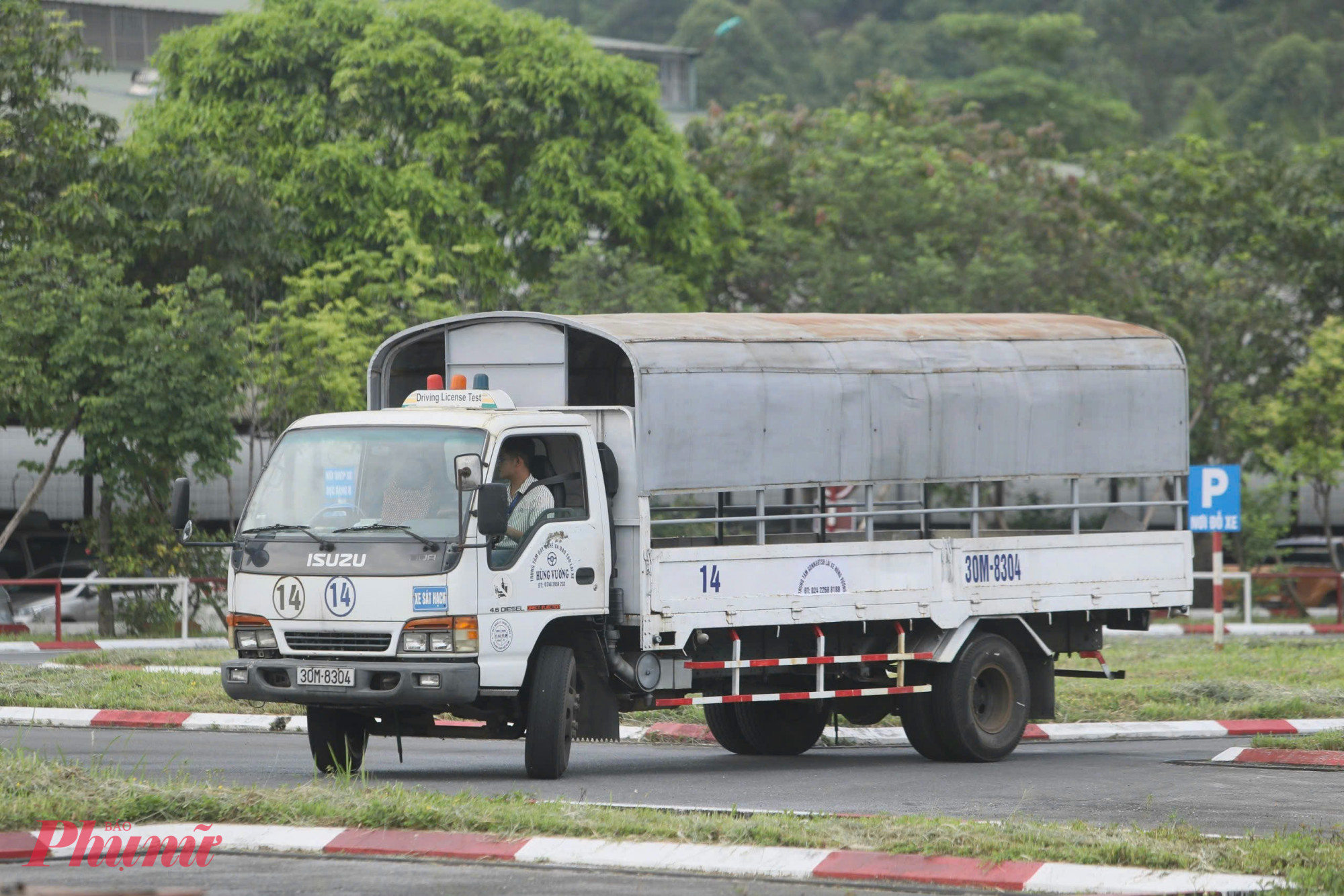 Trước đó, Công an thành phố đã Hà Nội tiến hành tổ chức kỳ sát hạch cấp GPLX ô tô cho các thí sinh đã được đào tạo, cấp chứng chỉ đủ điều kiện thi sát hạch GPLX ô tô. Như vậy tính đến thời điểm này, Công an thành phố đã Hà Nội Hà Nội đã chính thức triển khai việc tổ chức sát hạch, cấp giấy phép lái xe các hạng theo phân cấp từ Bộ Công an
