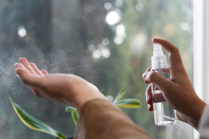 Trước khi xịt lên da, nên lắc nhẹ chai để các thành phần được hòa đều, đặc biệt với công thức có chứa nha đam hoặc nước vo gạo. Hạn sử dụng tốt nhất là trong vòng 1–2 ngày kể từ khi pha chế, tránh để lâu khiến nước dễ bị đổi mùi và giảm tác dụng. Ngoài ra không nên xịt trực tiếp lên vùng da đang có vết thương hở, trầy xước hoặc bị cháy nắng nặng.  Một điểm quan trọng không kém là bạn chỉ nên sử dụng những nguyên liệu còn tươi, sạch, không có dấu hiệu biến đổi màu,mùi và hình dạng. Nếu sử dụng trà hoặc nước dừa có sẵn từ quầy bar, nên dùng ngay trong ngày để đảm bảo vệ sinh.