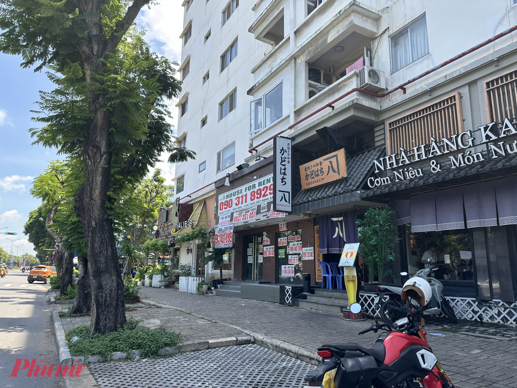 Khu vực Phú Mỹ Hưng – từng là “thiên đường mua sắm” của người Hàn tại quận 7 nay cũng ghi nhận hàng loạt mặt bằng khối đế đóng cửa, treo biển cho thuê.