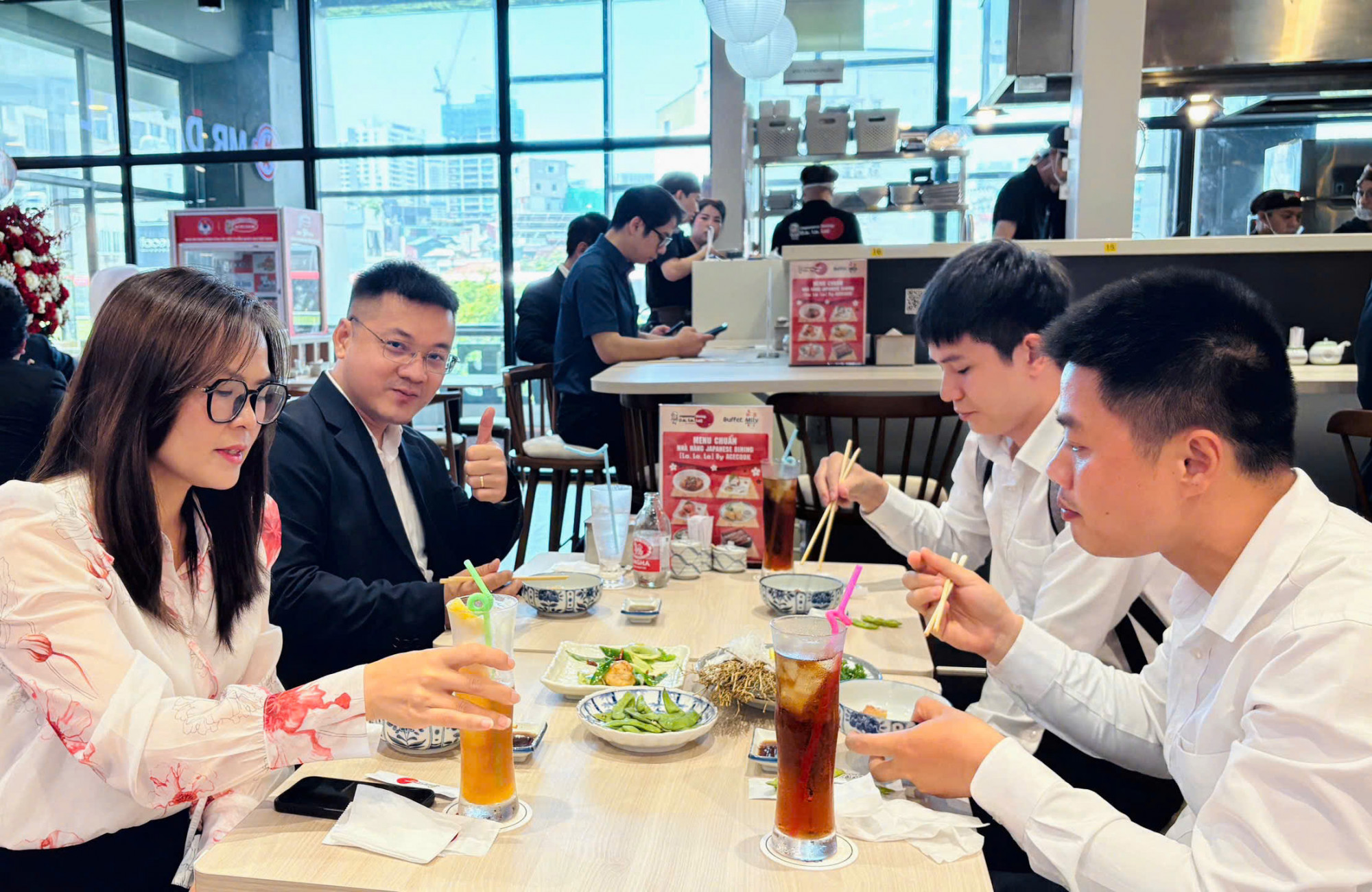 Thực khách thưởng thức món ăn tại nhà hàng Japanese Dining (La La La), tại AEON Mall Xuân Thủy - Ảnh: Acecook