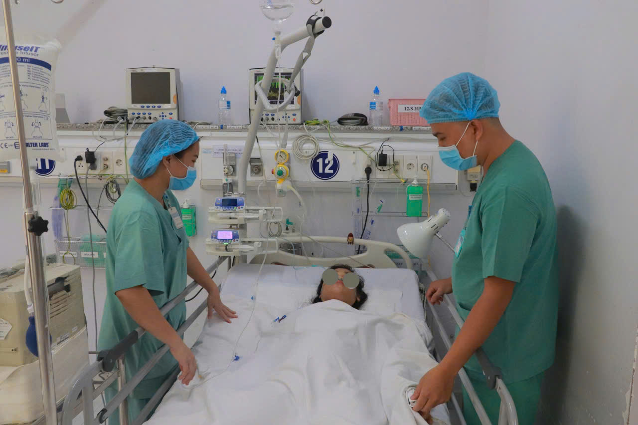 Các bác sĩ theo dõi, chăm sóc cho sản phụ Ng... Ảnh: Huỳnh Trọng