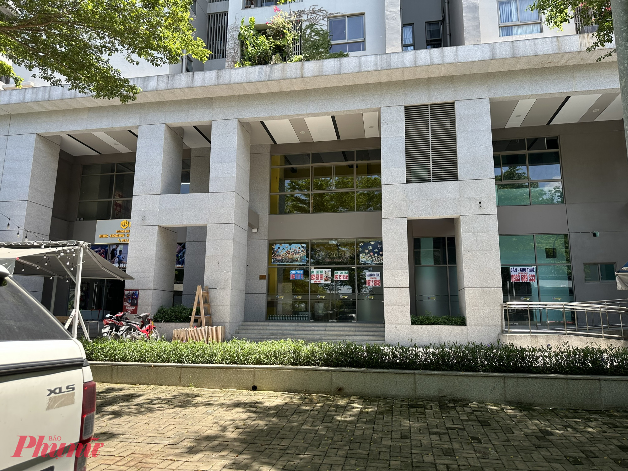 Kéo dài về Nhà Bè, các dự án hiện hữu xung quanh khu vực như Phú Hoàng Anh, Sunrise Riverside, Hoàng Anh Gia Lai 3, Dragon Hill và Phú Mỹ Hưng Saigon South Residence… đều có nhiều shophouse bỏ trống.