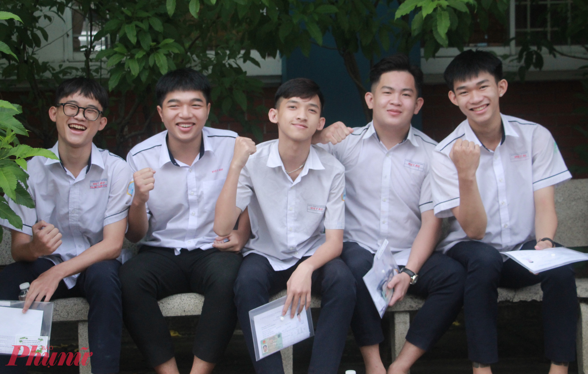 Nhóm thí sinh đến từ Trường THPT Việt Âu tự tin chúc các bạn 2k7 thi tốt - Ảnh: Nguyễn Loan