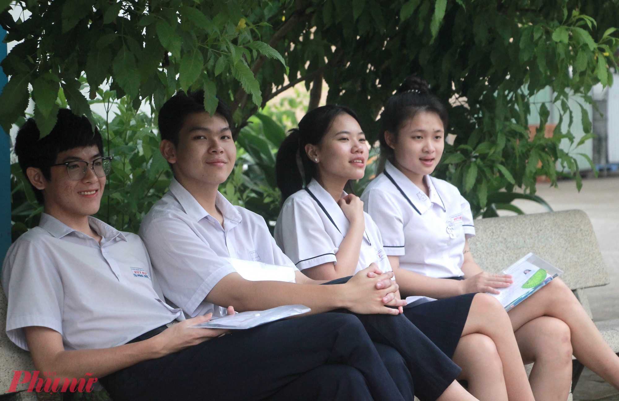Thí sinh có mặt rất sớm tại các điểm thi trước kỳ thi quan trọng này - Ảnh: Nguyễn Loan