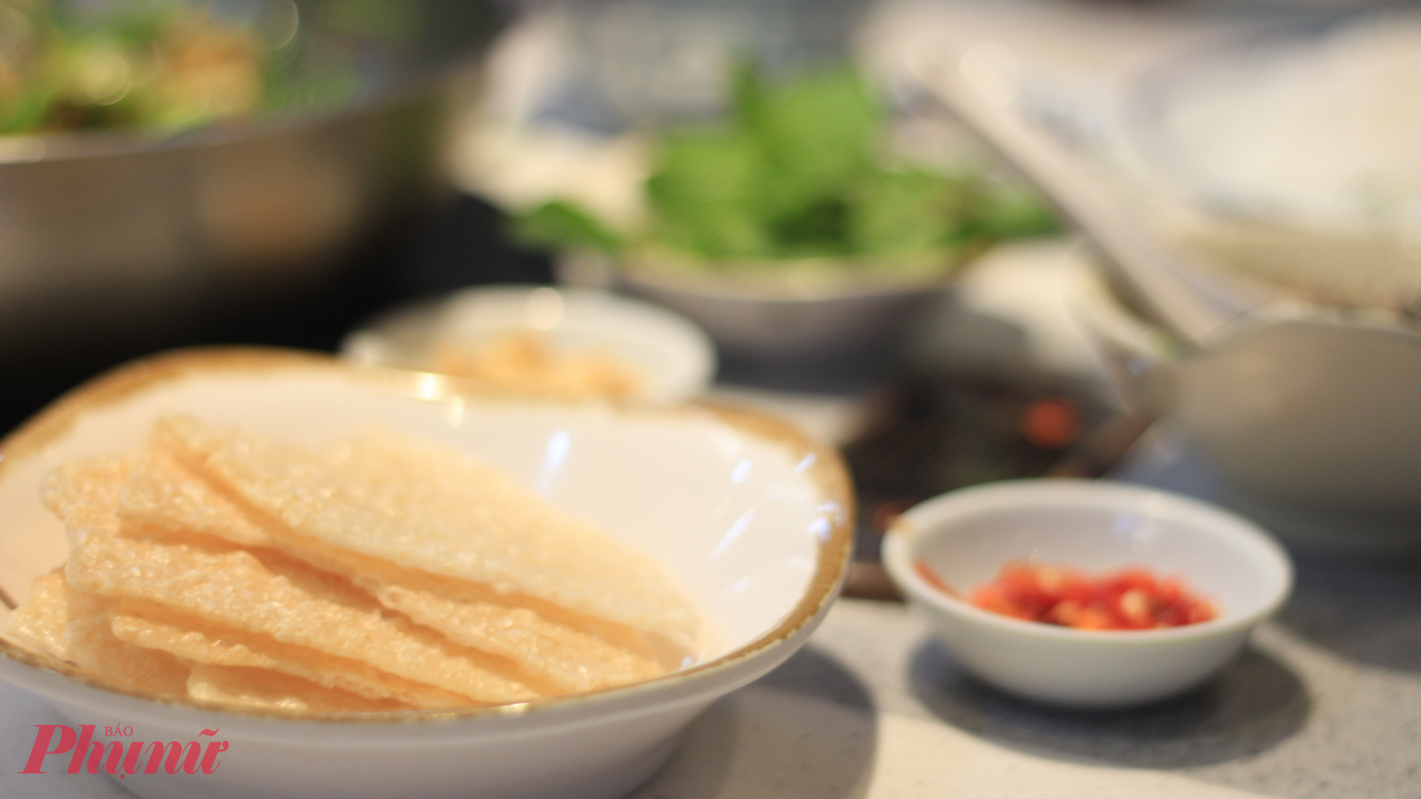  Ngoài chả cá, thực đơn phong phú với cá hồng một nắng xối mỡ, chả ốc, lẩu măng chua cá lăng... Giá từ 100–250 k/phần, phù hợp cho cả nhóm. Giờ mở cửa chung: 10:00 – 21:30, không gian hiện đại, phù hợp đi gia đình hoặc gặp gỡ bạn bè.