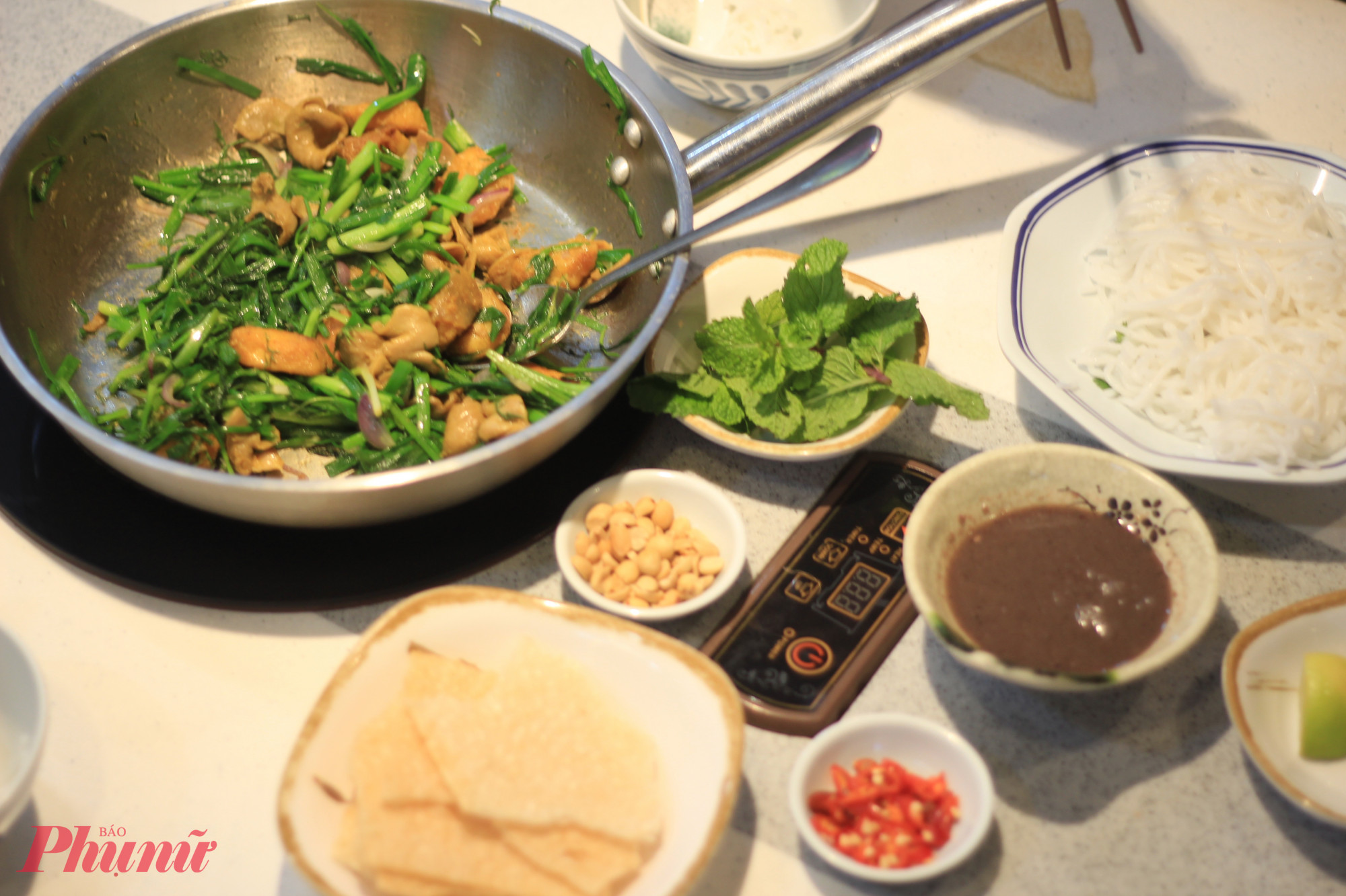 Một phần chả cá Lã Vọng chuẩn chỉnh gồm: chả cá nóng hổi, bún tươi, lạc rang béo, rau thơm đủ loại (húng, kinh giới, tía tô…), và không thể thiếu chén nước chấm pha kỳ công hoặc mắm tôm đánh bông. Mỗi miếng cá quyện gia vị, thơm phức mùi hành – thì là, mềm tan nơi đầu lưỡi và gây thương nhớ.