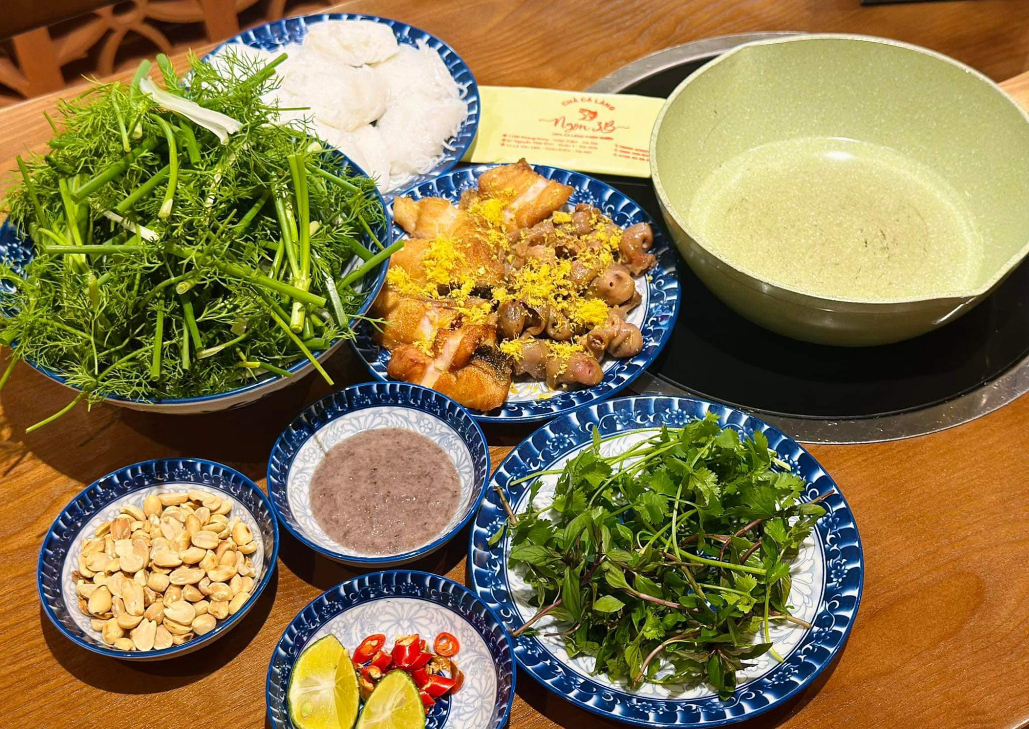  Chả cá Lăng Ngon 3B – 97 Nguyễn Thái Bình, Q.1 Chả cá Lăng Ngon 3B mang hương vị Hà Nội chính gốc giữa lòng Sài Gòn. Cá lăng tươi được máy bay vận chuyển từ miền Bắc mỗi ngày, ướp gia vị nghệ, riềng, mẻ kỹ lưỡng, nướng sơ giữ vị ngọt tự nhiên  youtube.com +10 chacalangngon3b.com +10 xanhsm.com +10 . ]
